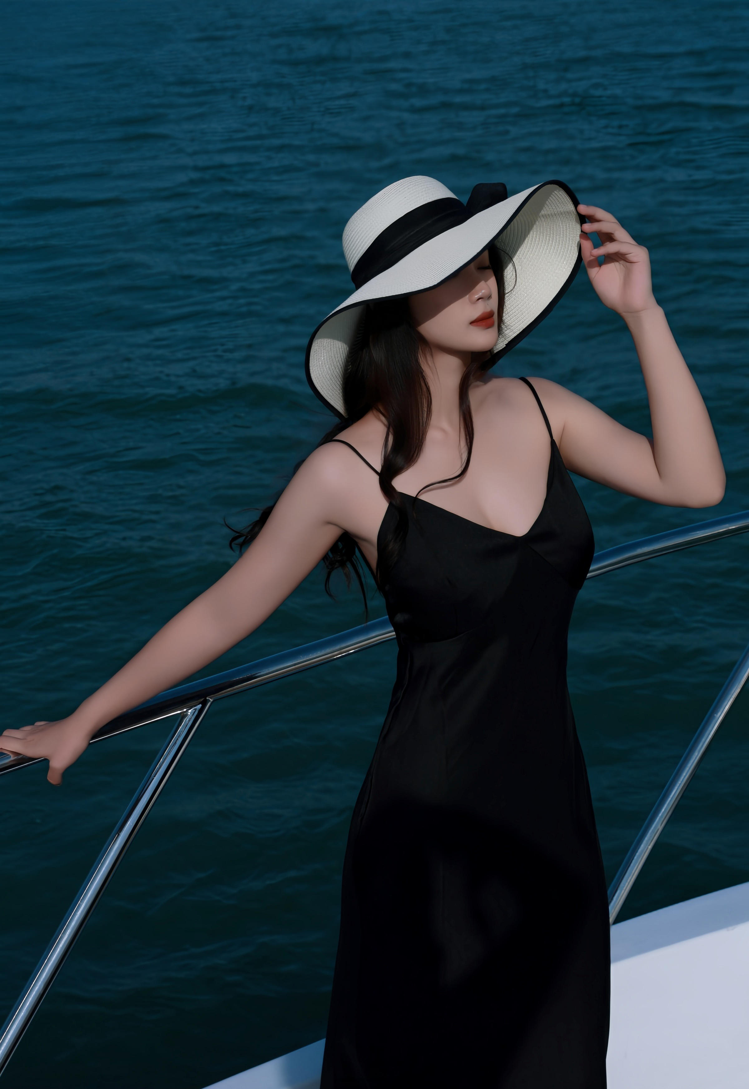 [XiuRen秀人网] 2025.12.05 No.11074 南乔 黑色连衣短裙 性感写真 [82+1P]