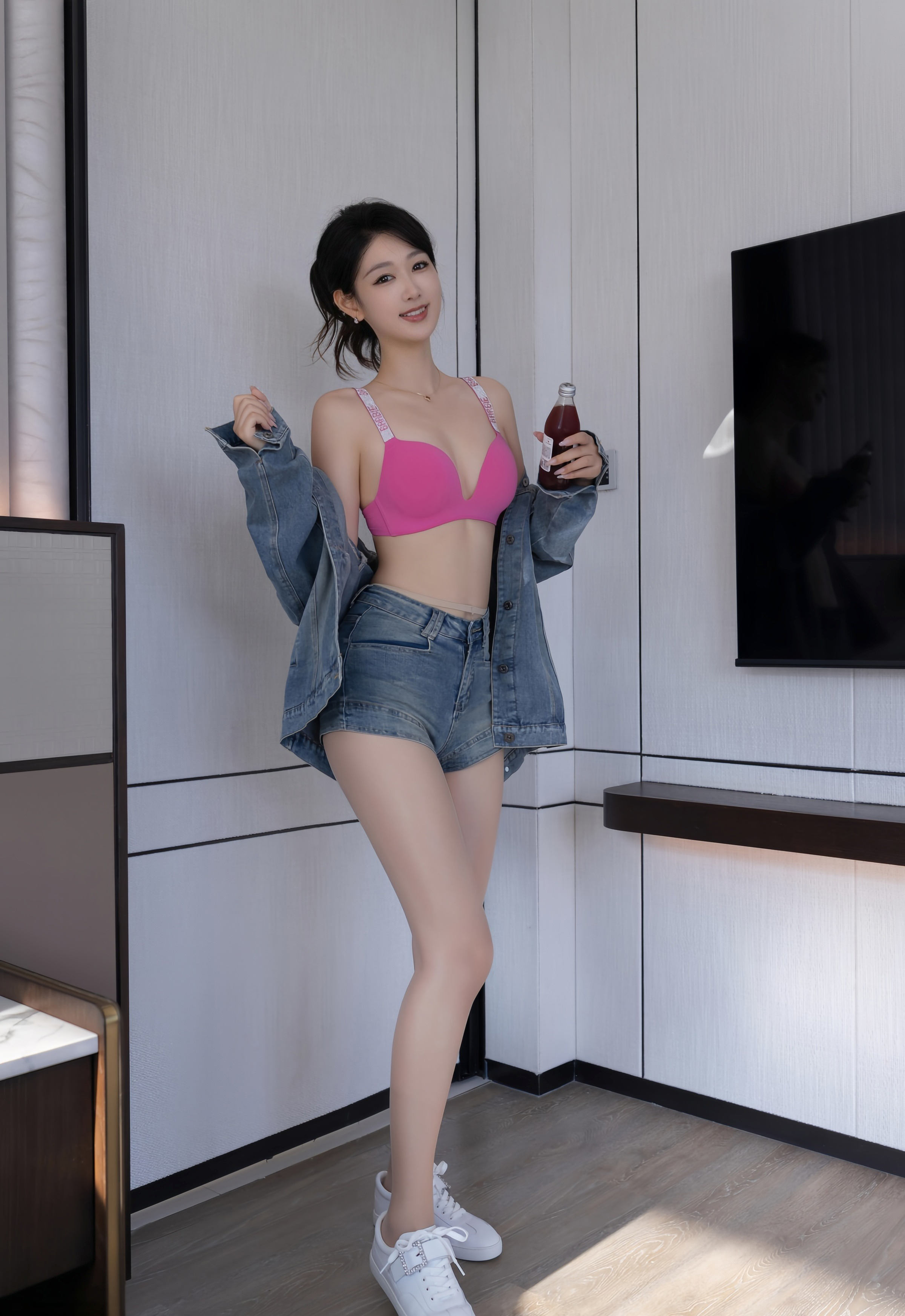 [XiuRen秀人网] 2025.12.08 No.11083 唐安琪 性感牛仔套装 魅惑黑丝 珠海旅拍写真 [79+1P]