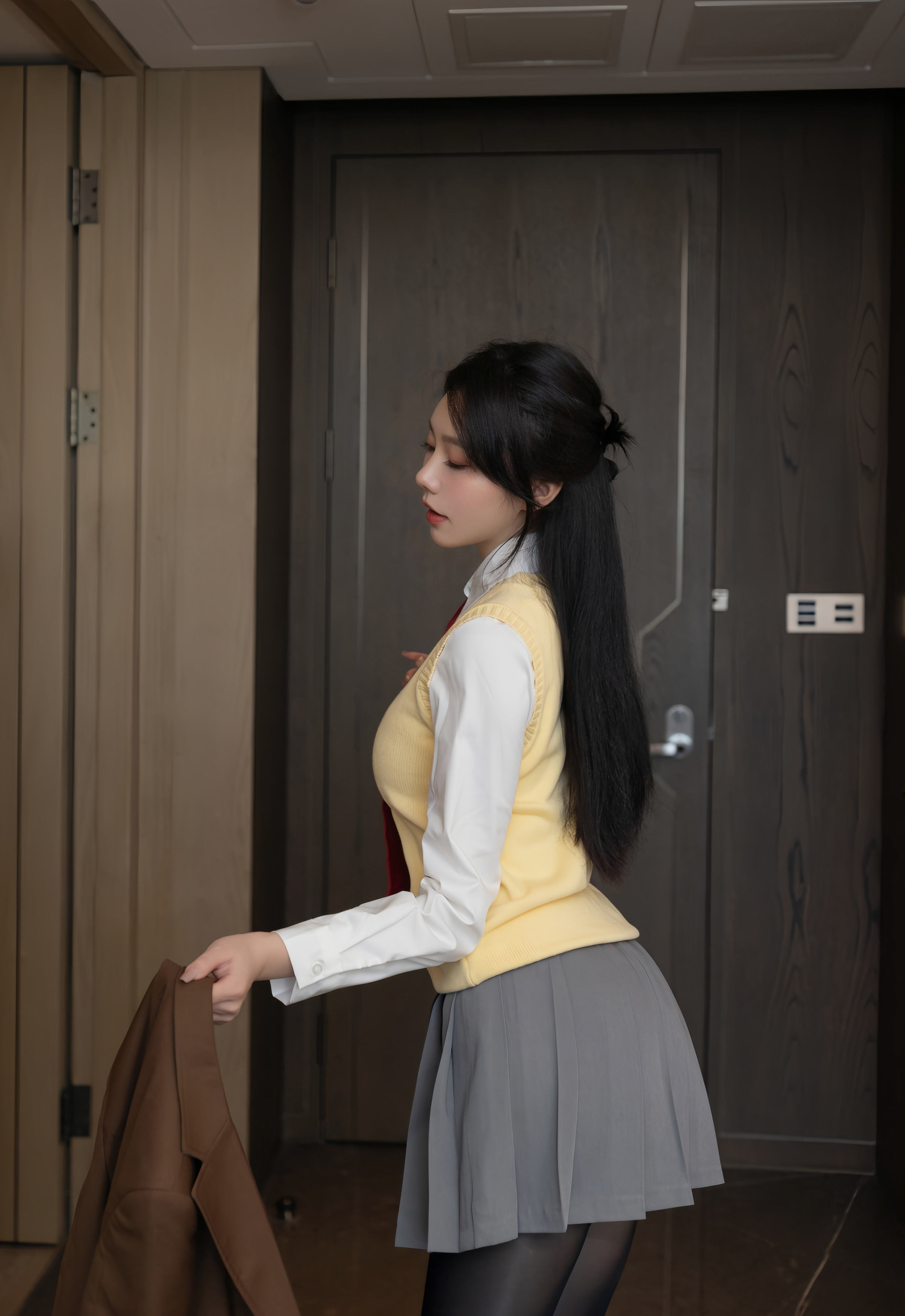 [XiuRen秀人网] 2025.12.09 No.11087 安然anran 学生装扮 性感魅惑黑丝 西安旅拍写真 [77+1P]