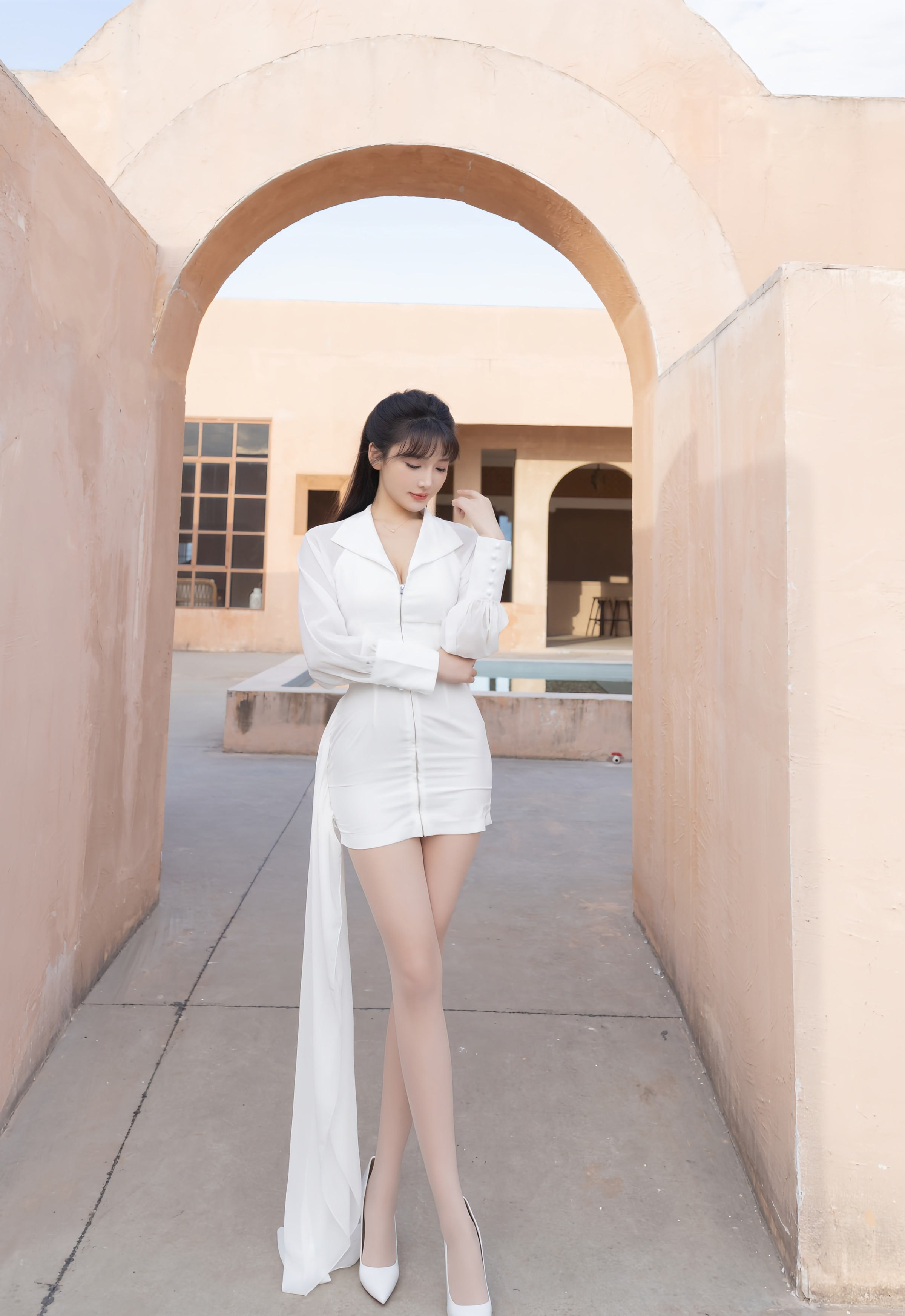 [XiuRen秀人网] 2025.12.11 No.11100 陆萱萱 白色套装 性感诱人肉色丝袜 西安旅拍写真 [80+1P]