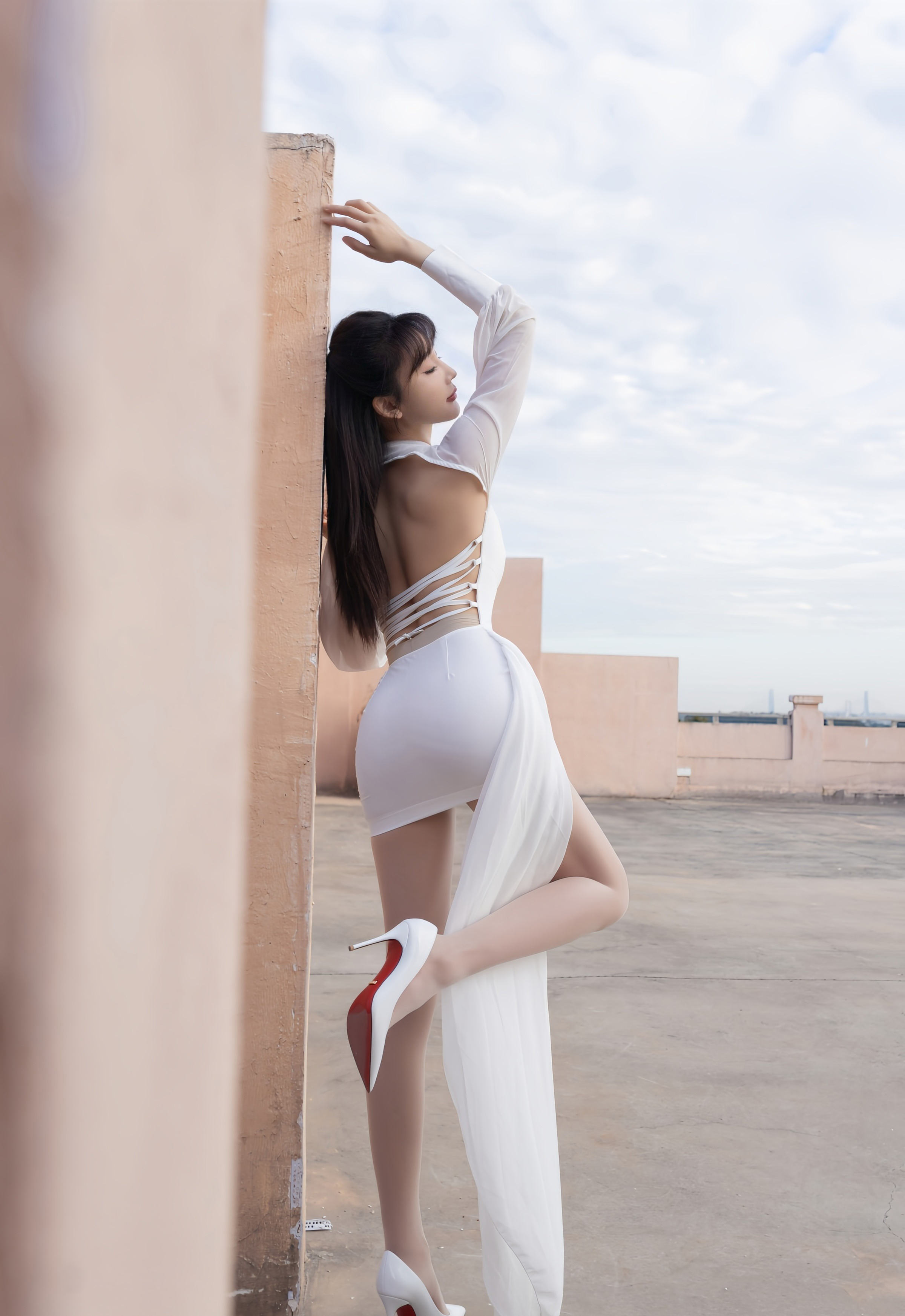 [XiuRen秀人网] 2025.12.11 No.11100 陆萱萱 白色套装 性感诱人肉色丝袜 西安旅拍写真 [80+1P]