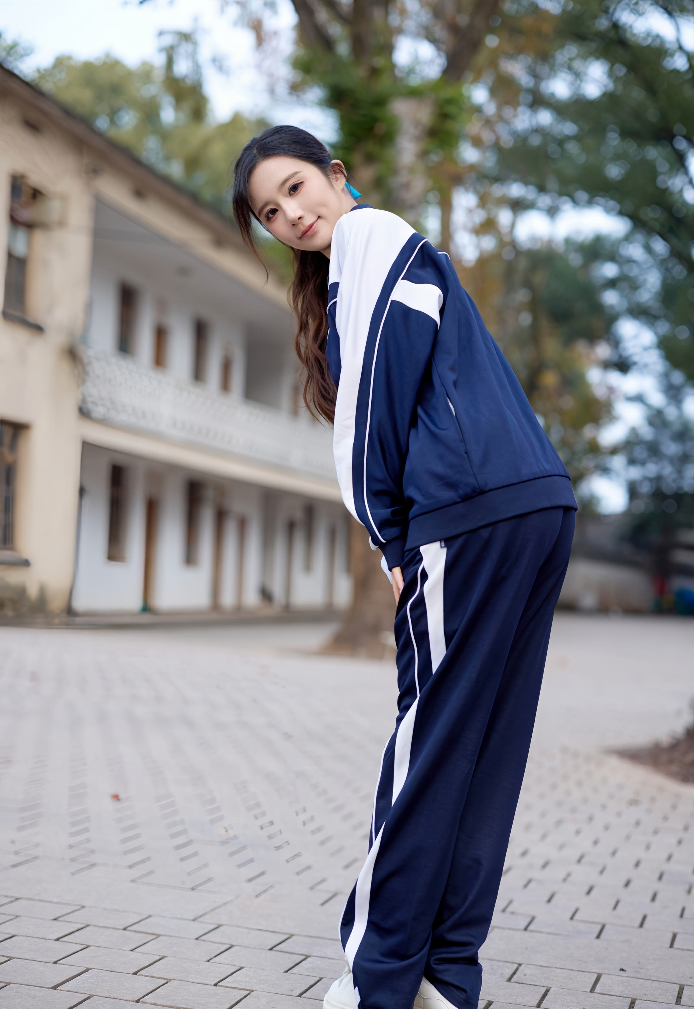 [XiuRen秀人网] 2025.12.12 No.11103 小肉肉咪 深色学生装 性感写真 [72+1P]