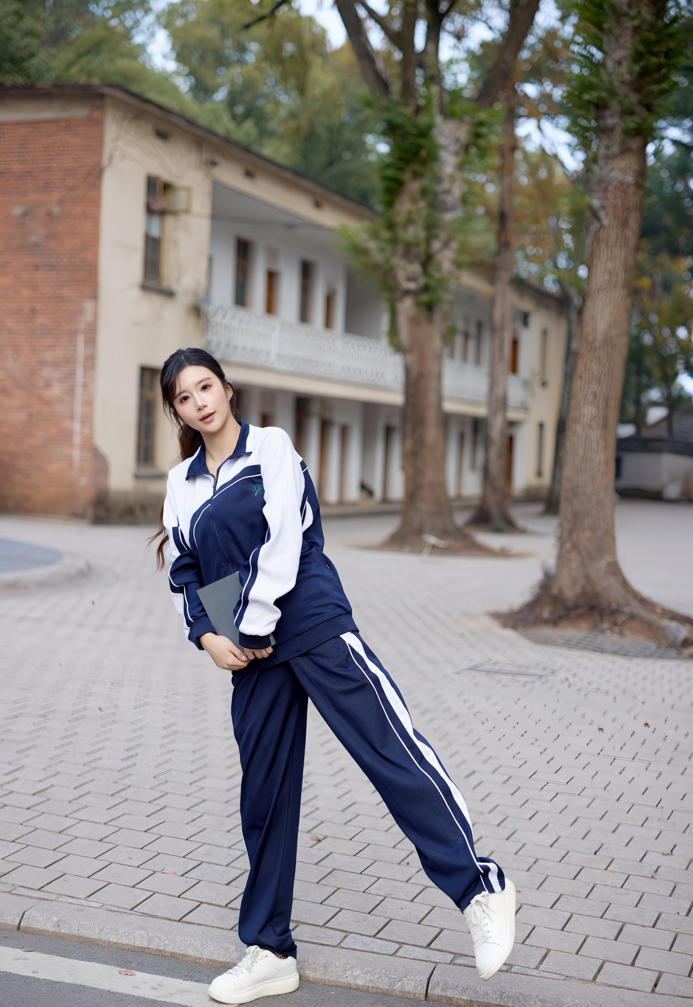 [XiuRen秀人网] 2025.12.12 No.11103 小肉肉咪 深色学生装 性感写真 [72+1P]