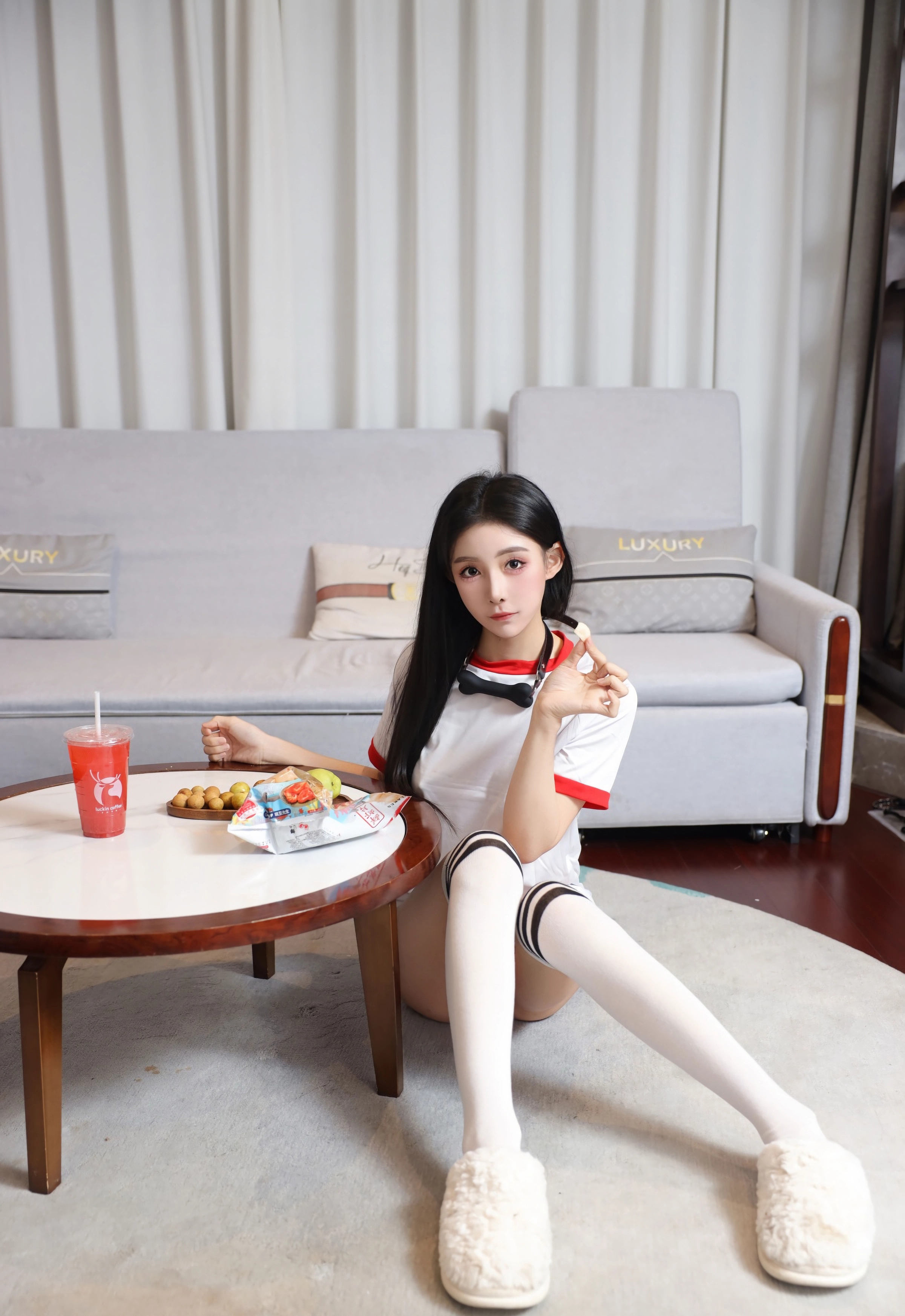 [XiuRen秀人网] 2025.12.16 No.11110 许微微呀 白色T恤 白色丝袜 性感写真 [86+1P]