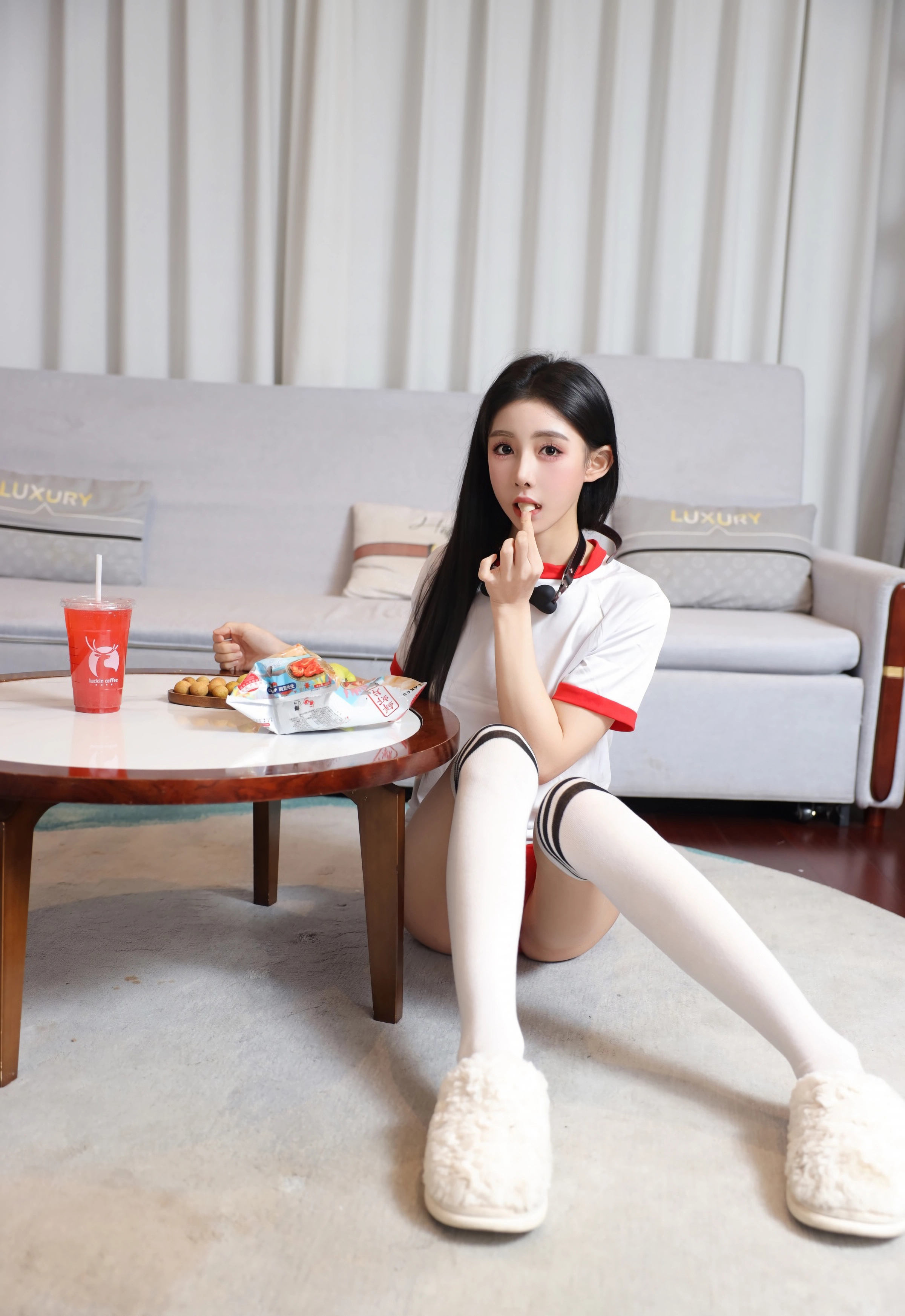 [XiuRen秀人网] 2025.12.16 No.11110 许微微呀 白色T恤 白色丝袜 性感写真 [86+1P]