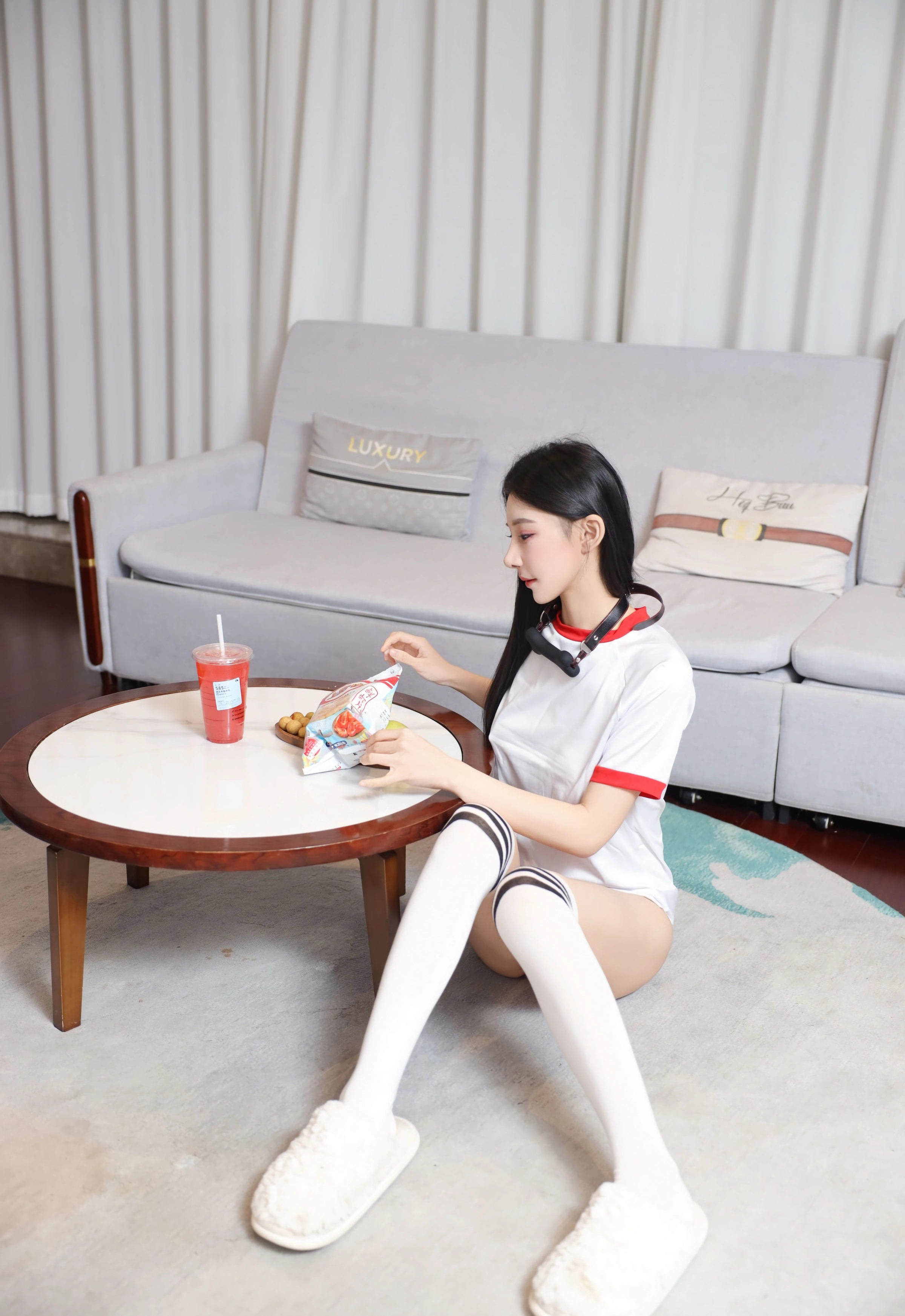 [XiuRen秀人网] 2025.12.16 No.11110 许微微呀 白色T恤 白色丝袜 性感写真 [86+1P]