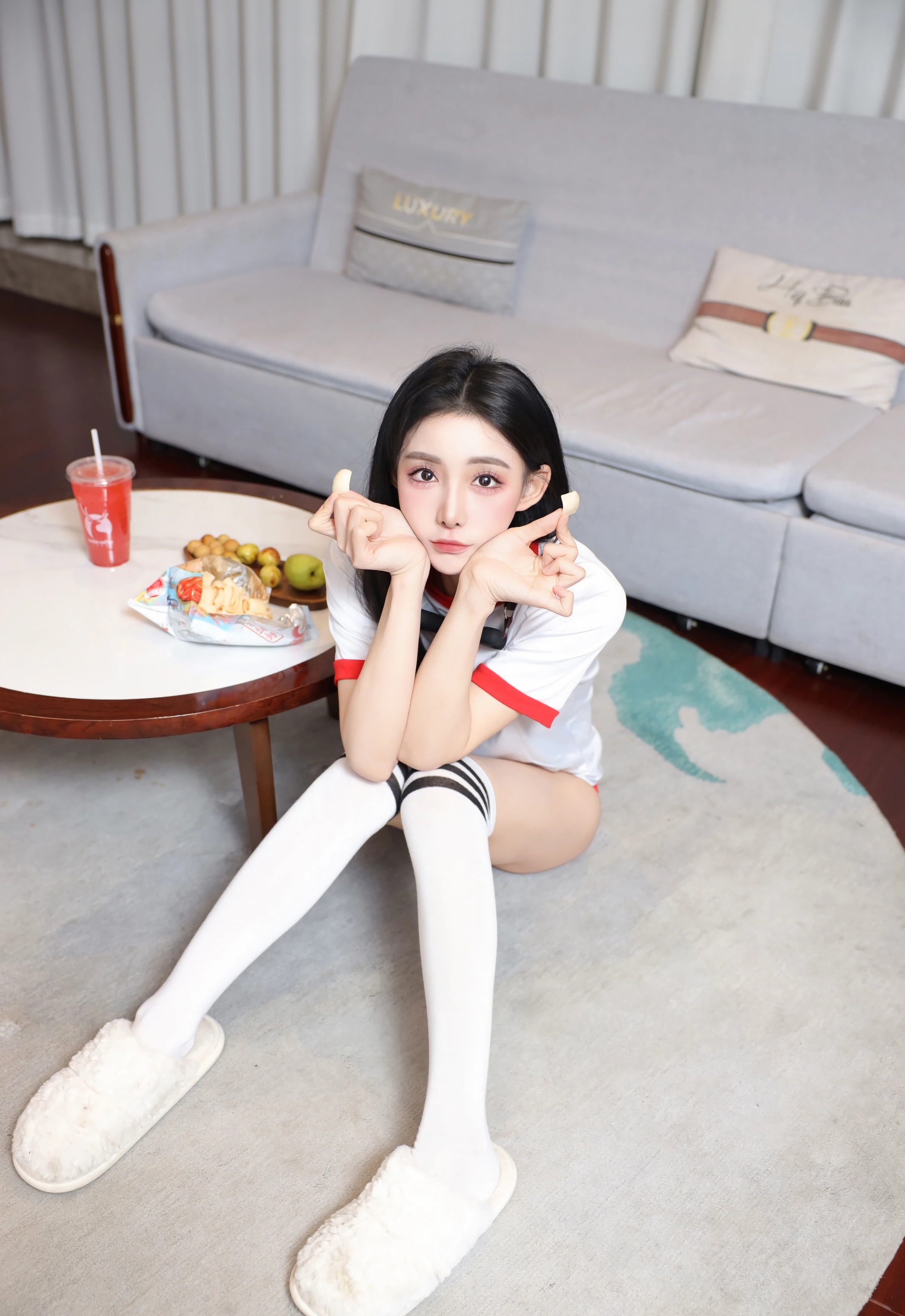 [XiuRen秀人网] 2025.12.16 No.11110 许微微呀 白色T恤 白色丝袜 性感写真 [86+1P]