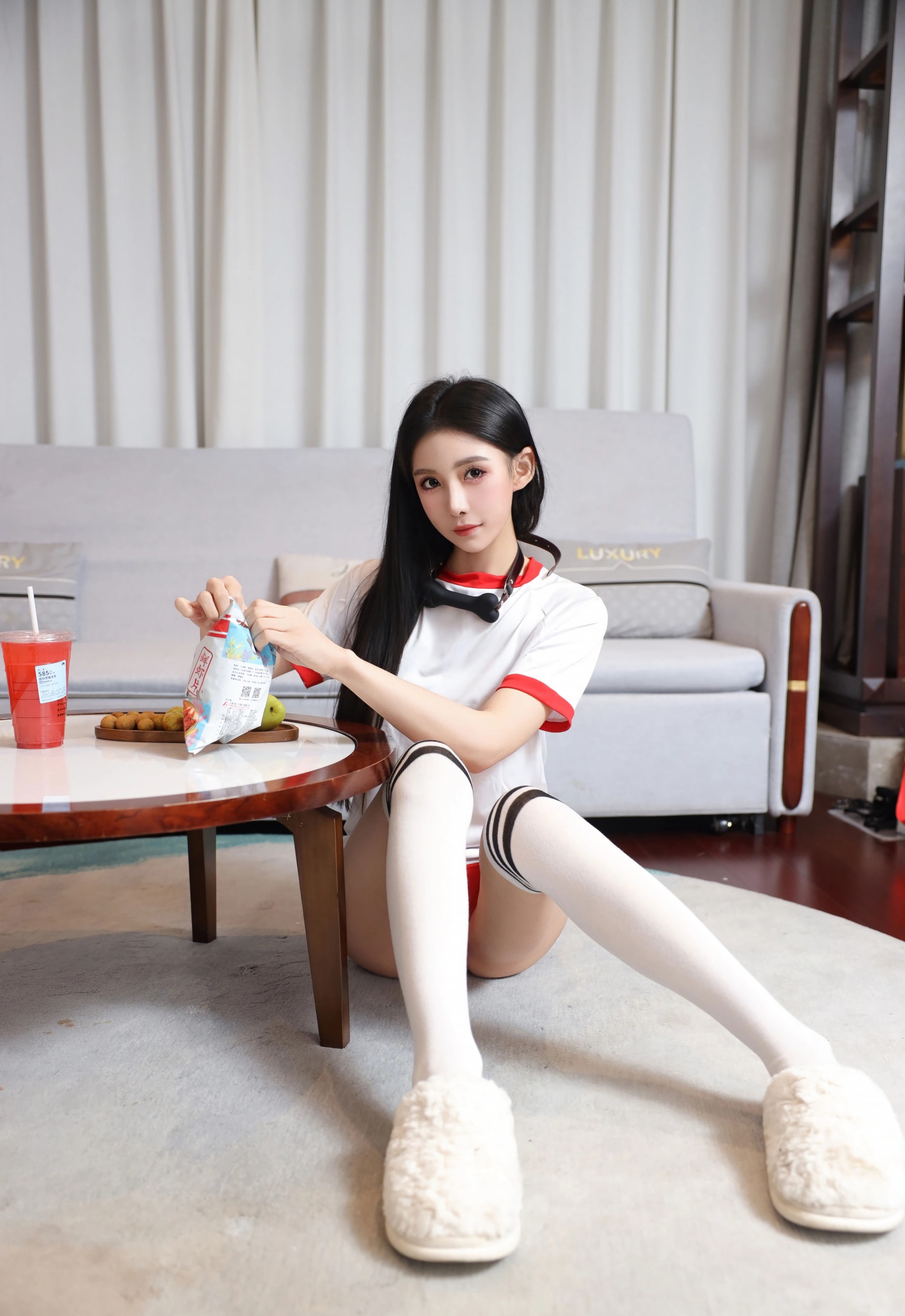 [XiuRen秀人网] 2025.12.16 No.11110 许微微呀 白色T恤 白色丝袜 性感写真 [86+1P]