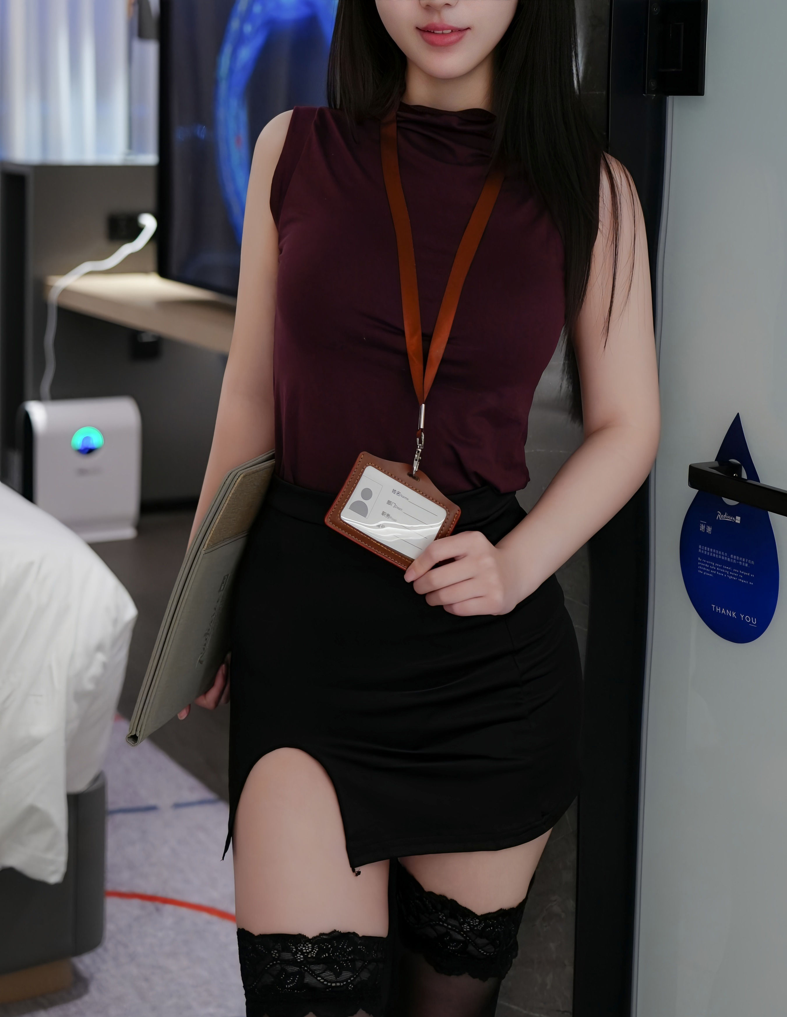 [XiuRen秀人网] 2025.12.22 No.11135 烧烧小桃 OL服饰 魅惑黑丝 性感写真 [68+1P]