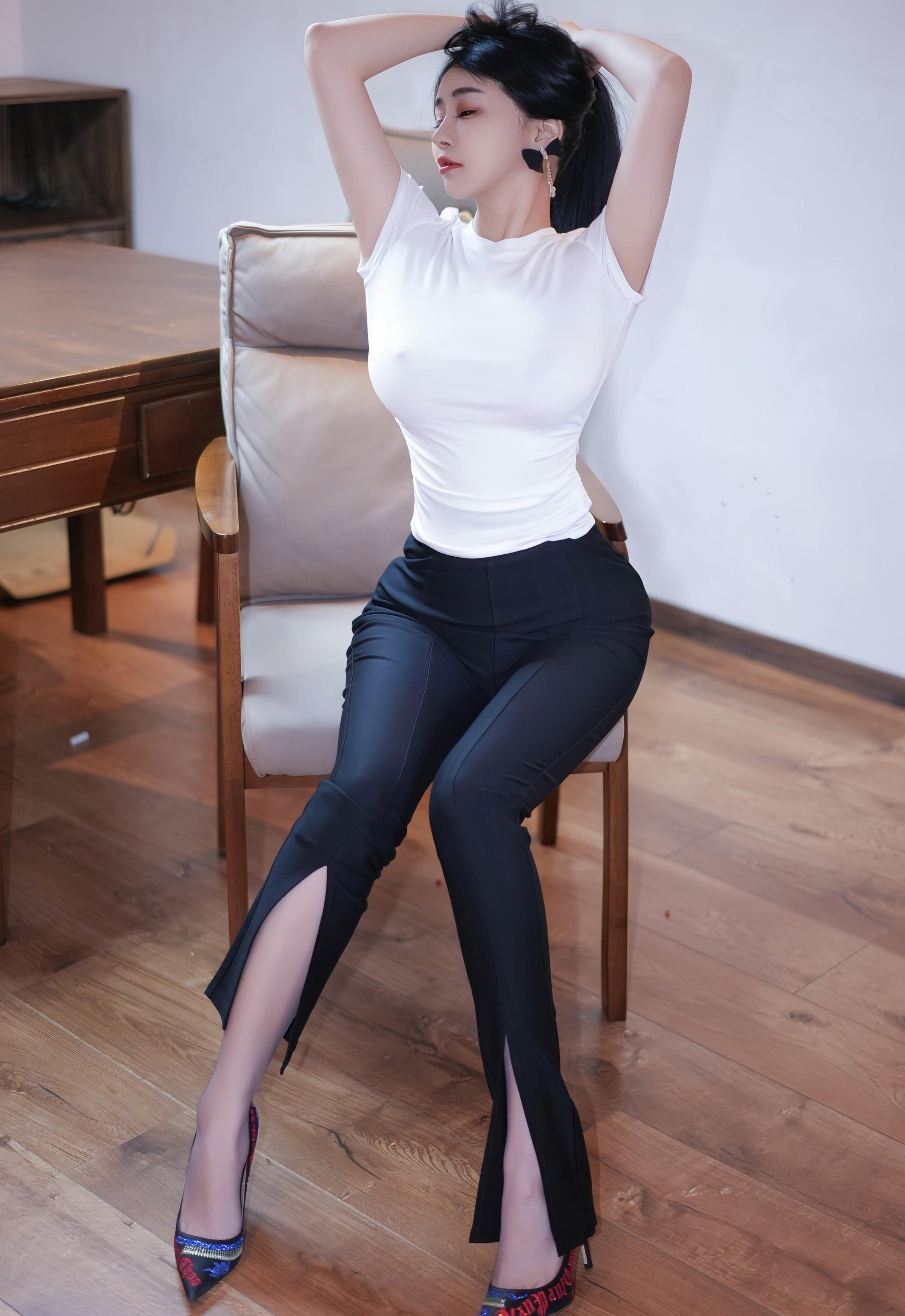 [XiuRen秀人网] 2025.12.23 No.11142 凯竹法师～ 白色T恤 灰色丝袜 性感写真 [60+1P]