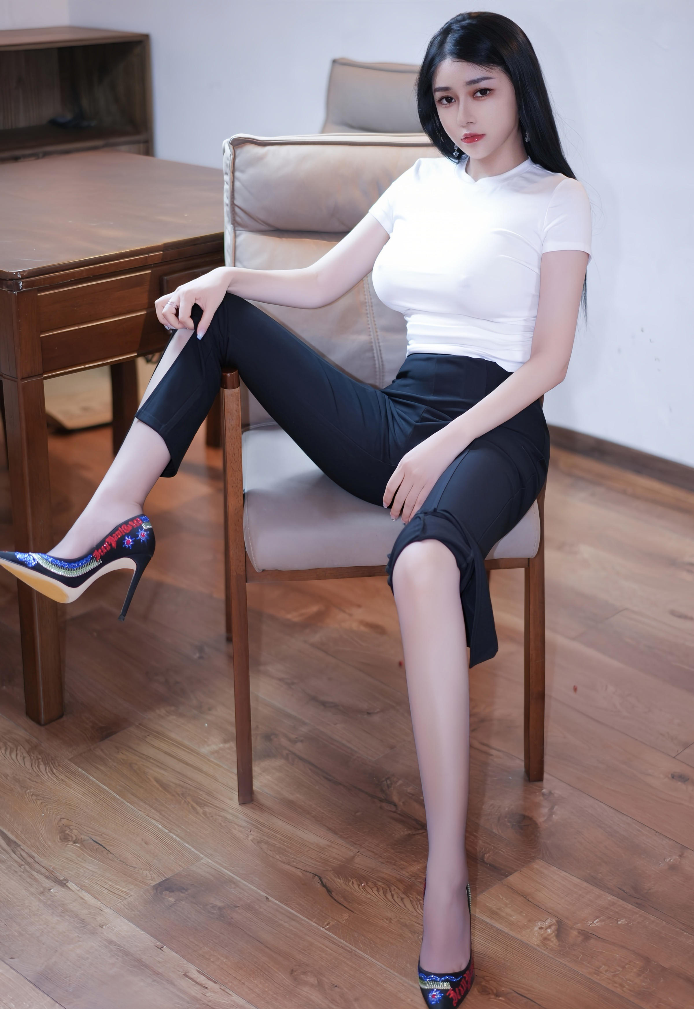 [XiuRen秀人网] 2025.12.23 No.11142 凯竹法师～ 白色T恤 灰色丝袜 性感写真 [60+1P]