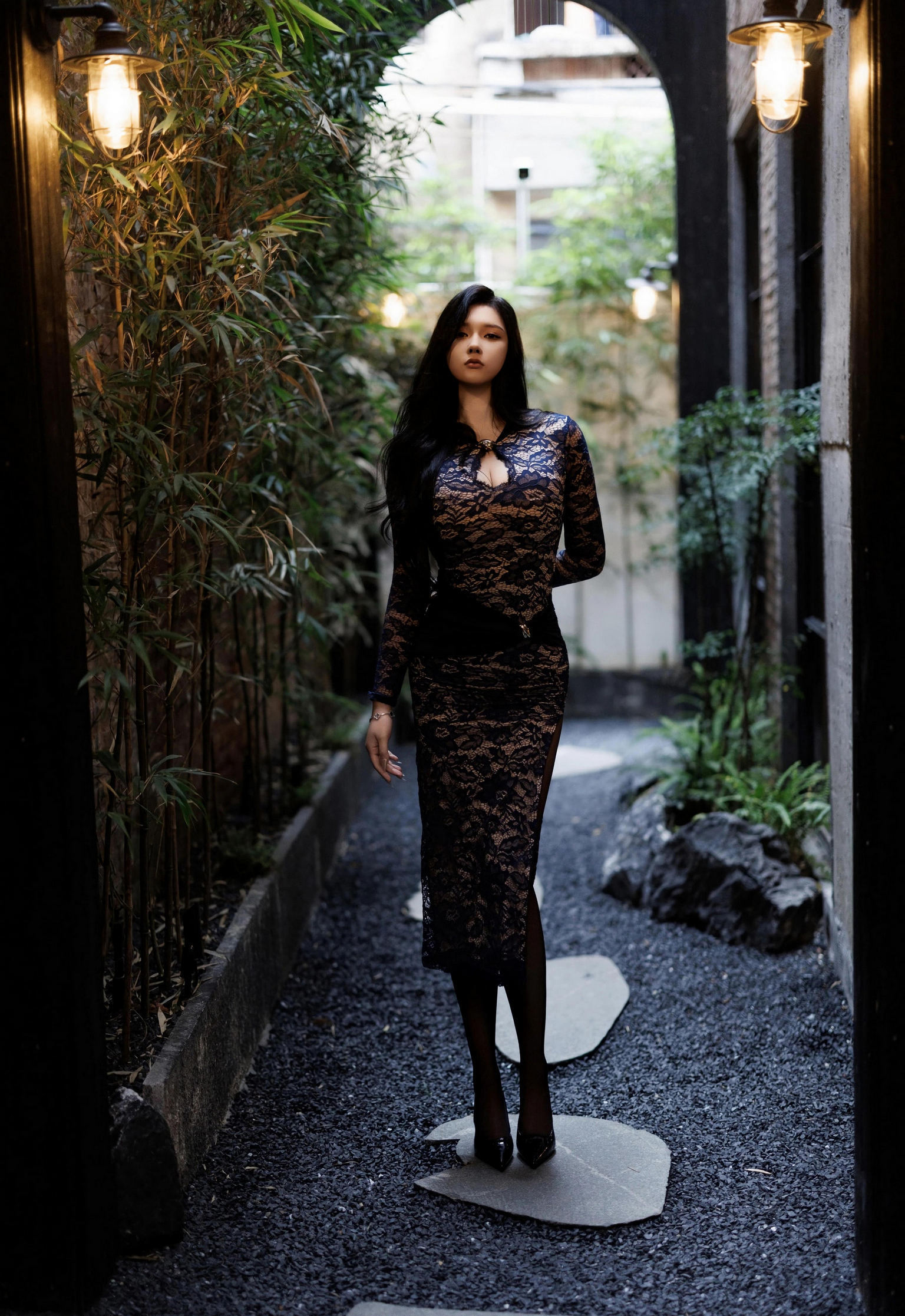 [XiuRen秀人网] 2025.12.24 No.11148 娜比 性感蕾丝长裙 魅惑黑丝 西安旅拍写真 [82+1P]