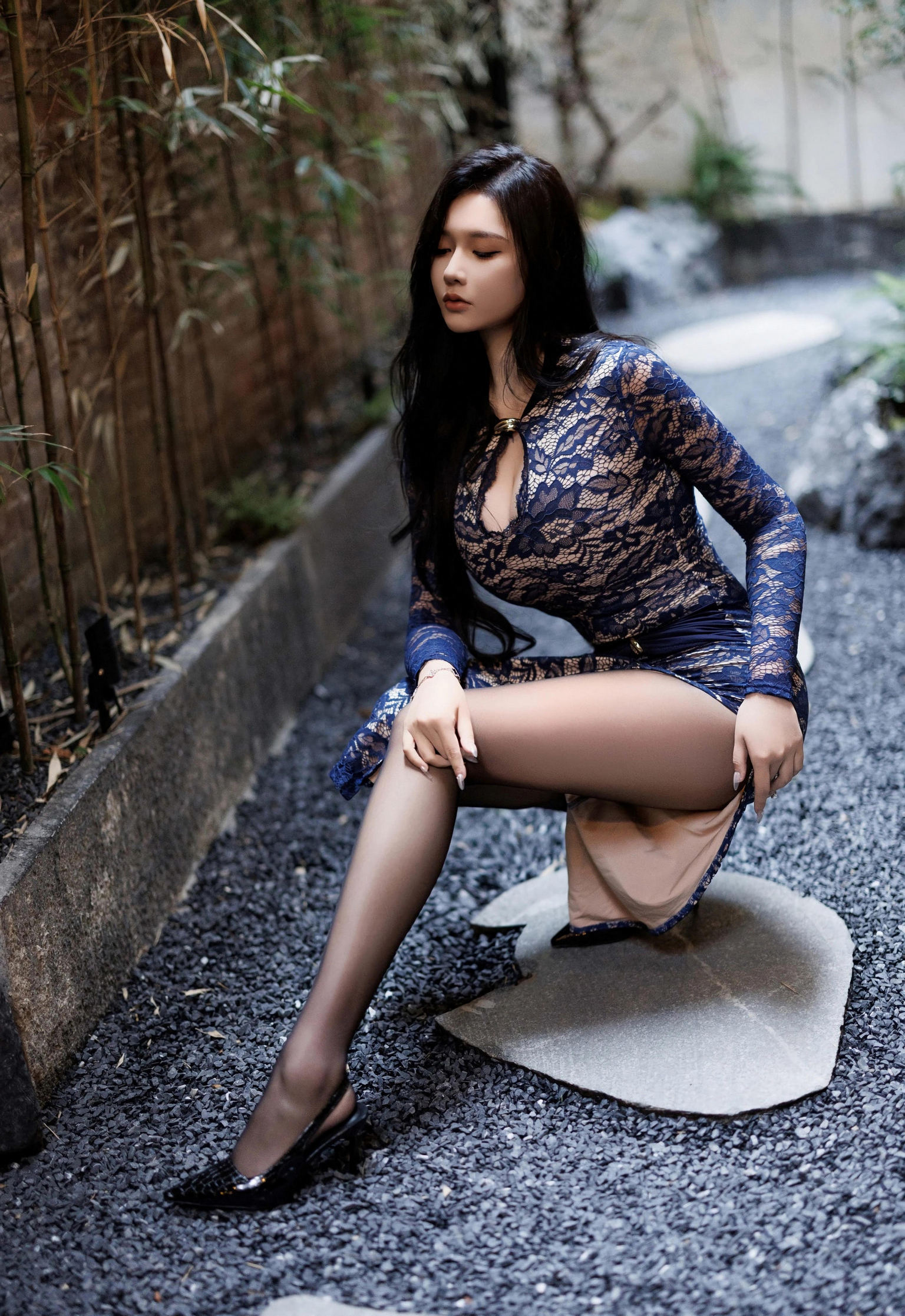 [XiuRen秀人网] 2025.12.24 No.11148 娜比 性感蕾丝长裙 魅惑黑丝 西安旅拍写真 [82+1P]