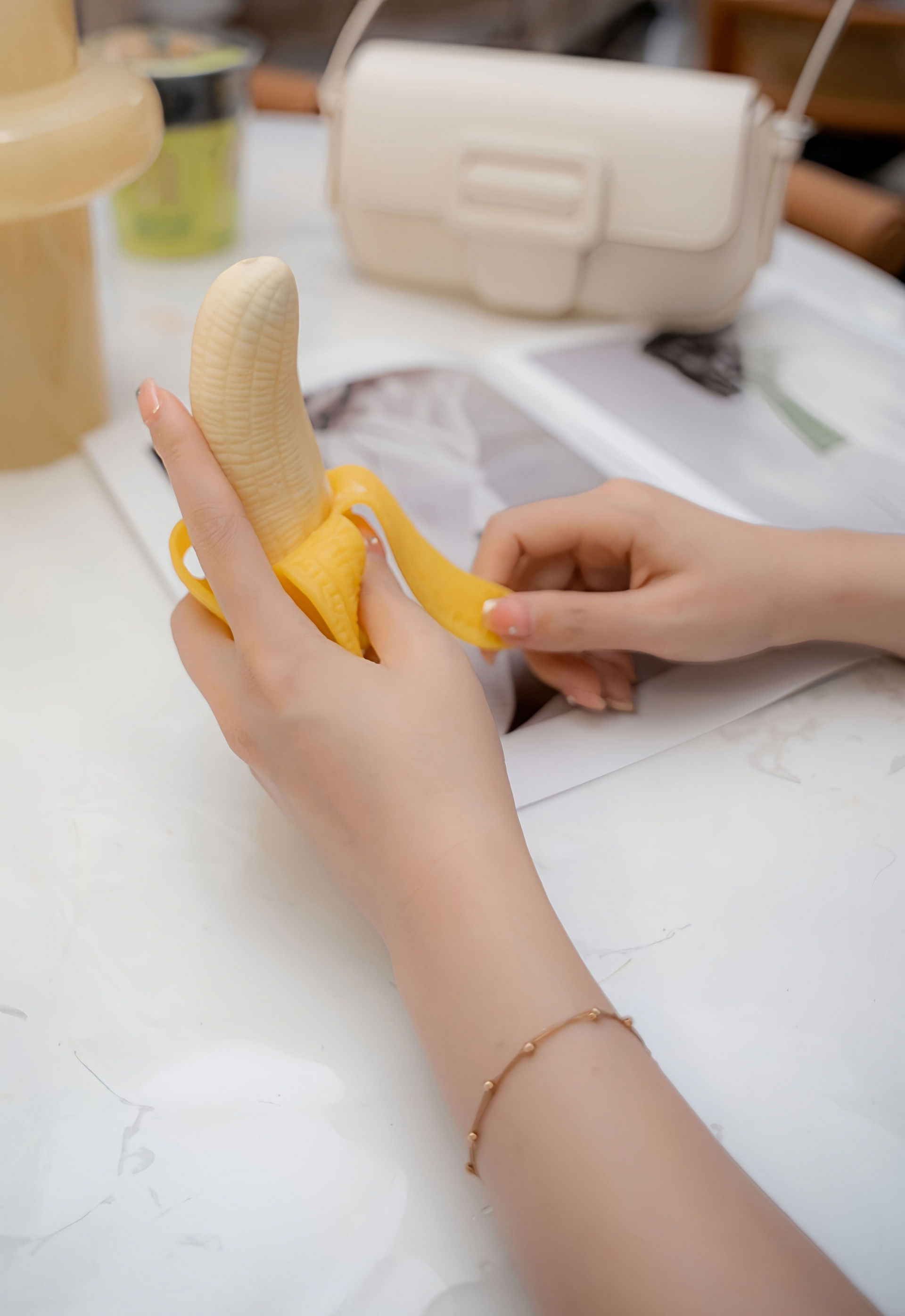 [XiuRen秀人网] 2025.12.26 No.11162 拍黄瓜girl 浅色套装 肉色丝袜 性感写真 [76+1P]