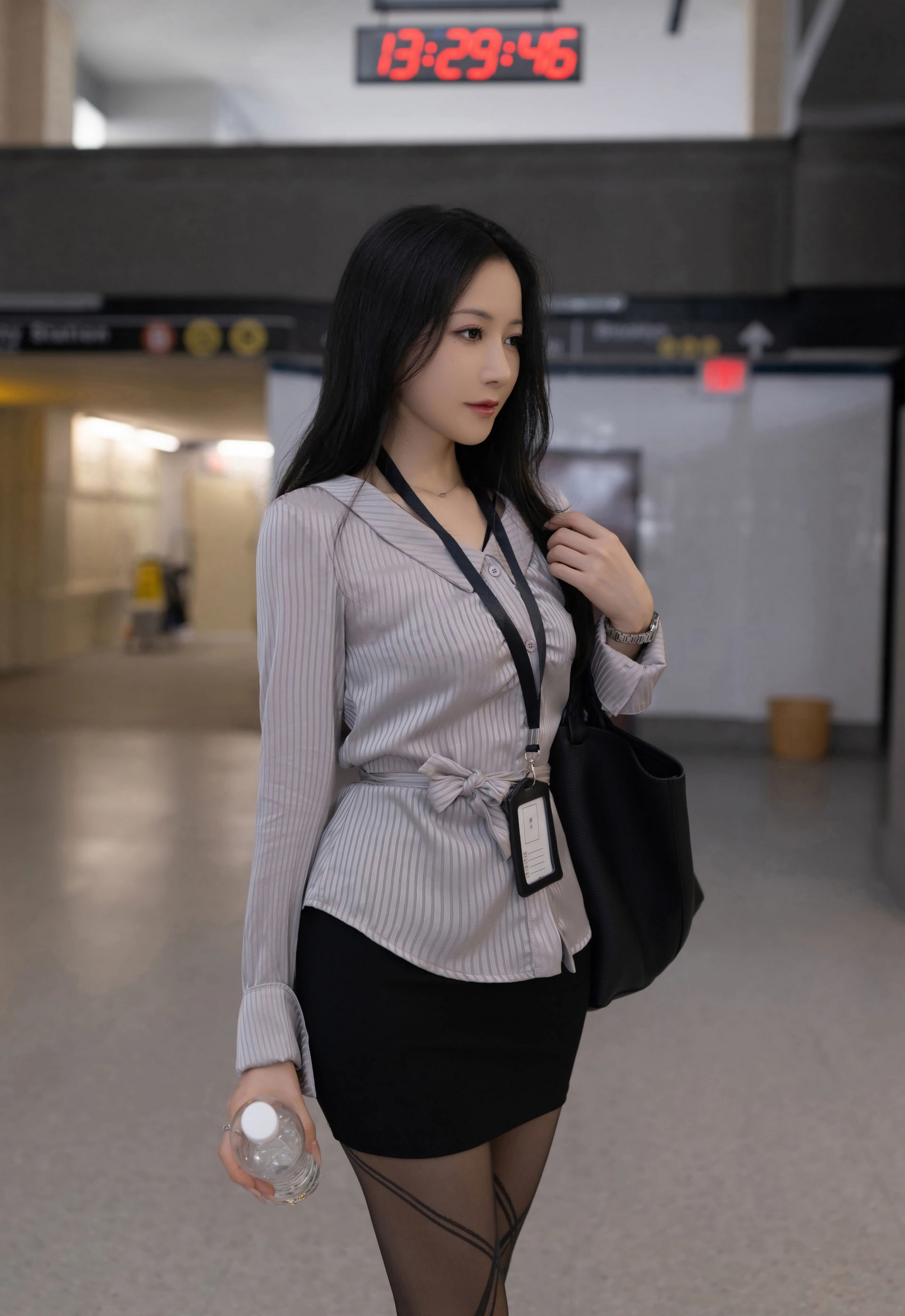 [XiuRen秀人网] 2025.12.31 No.11186 鱼子酱Fish 性感OL服饰 魅惑黑丝 珠海旅拍写真 [78+1P]