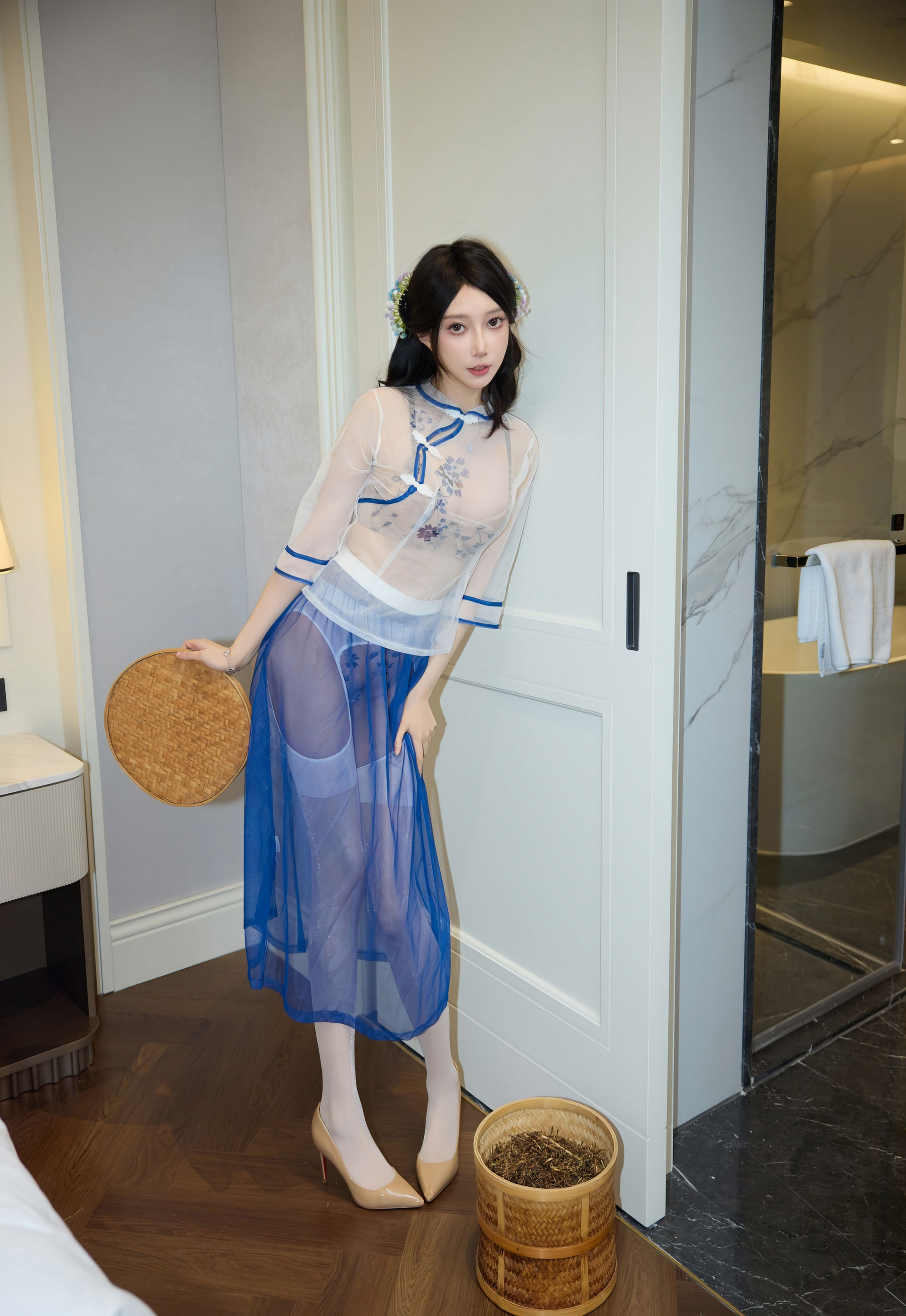 [XiuRen秀人网] 2026.01.05 No.11194 玥儿玥er 浅色连衣裙 性感白色丝袜 江浙沪旅拍写真 [66+1P]