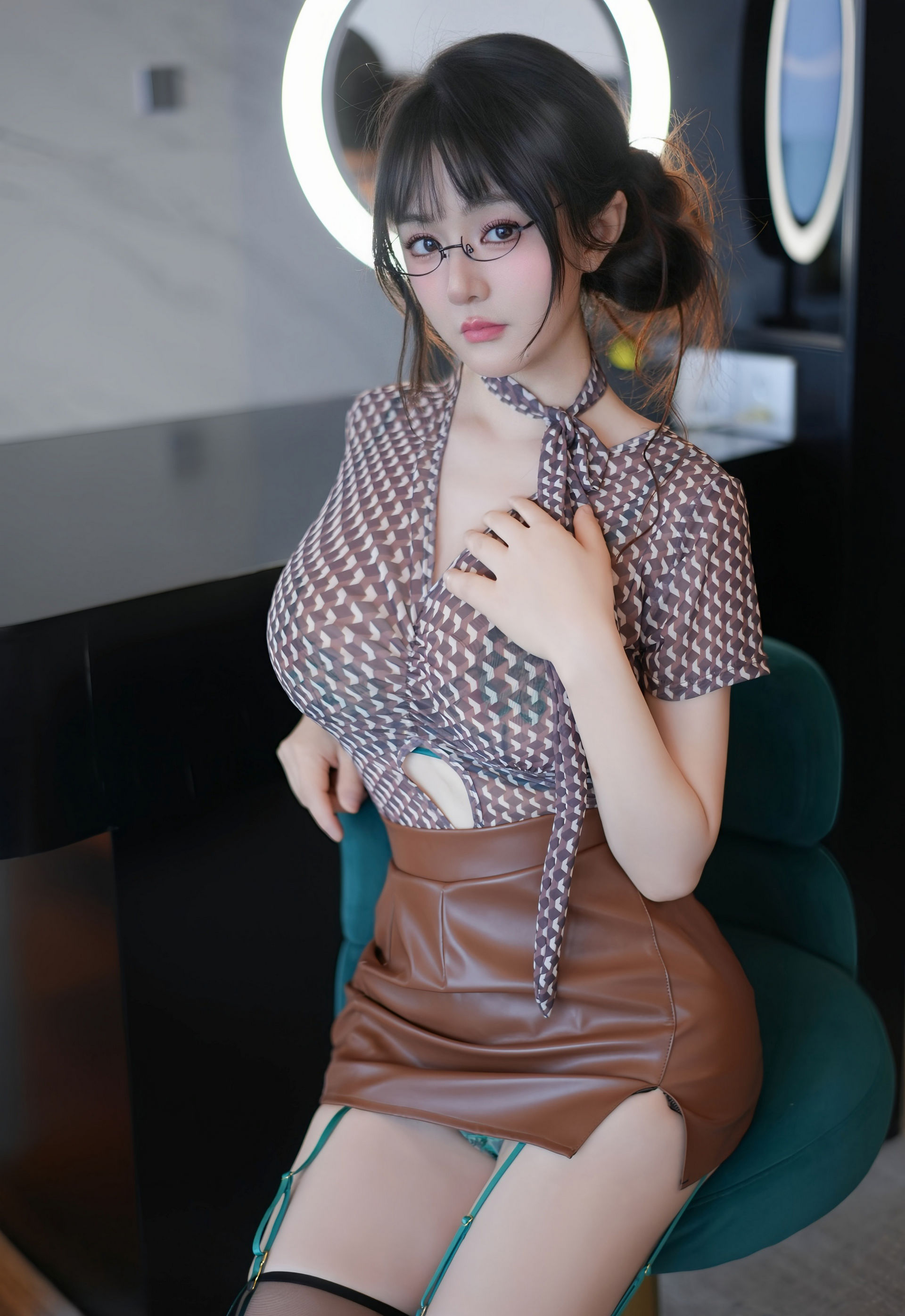 [XiuRen秀人网] 2026.01.23 No.11268 沈南汐RuRu 暖灰色上衣 棕色皮短裙 性感写真 [52+1P]