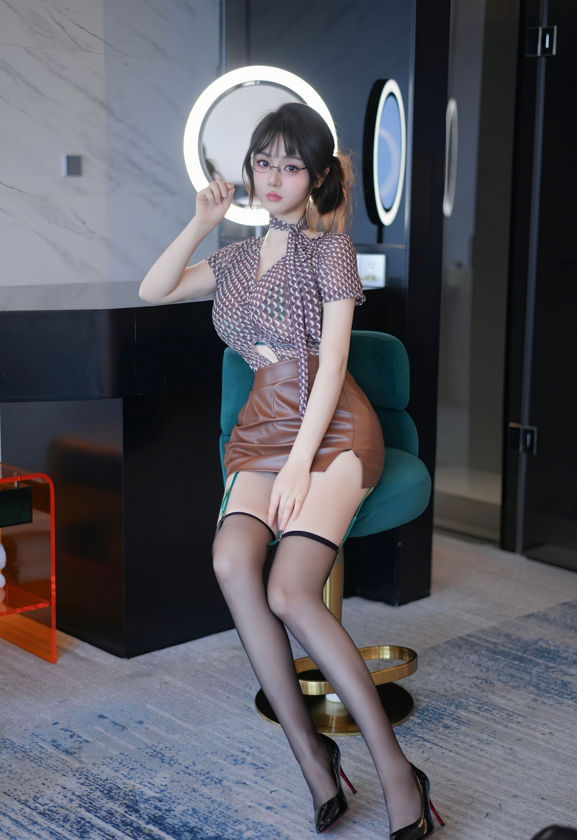 [XiuRen秀人网] 2026.01.23 No.11268 沈南汐RuRu 暖灰色上衣 棕色皮短裙 性感写真 [52+1P]