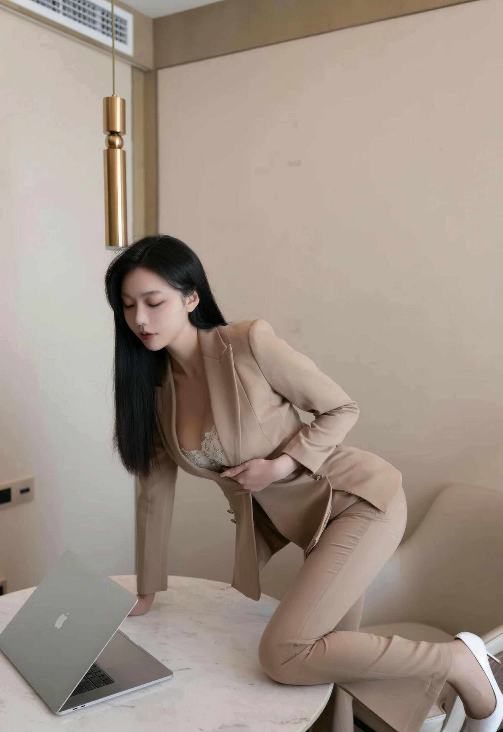 [XiuRen秀人网] 2026.01.27 No.11282 安然anran 米色西服 诱人肉色丝袜 性感写真 [72+1P]