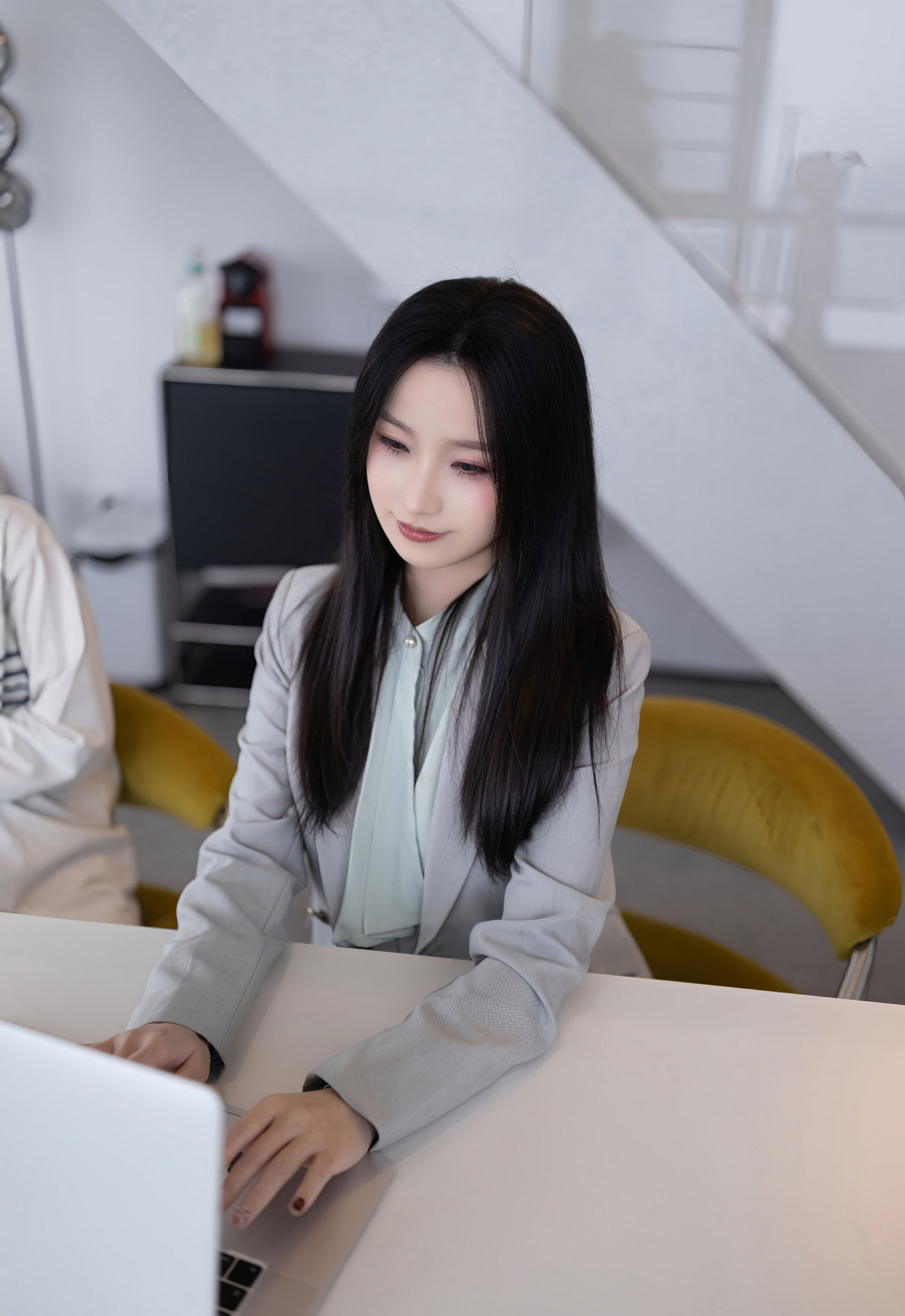 [XiuRen秀人网] 2026.01.28 No.11285 杏子Yada 灰色OL服饰 灰色丝袜 性感写真 [81+1P]