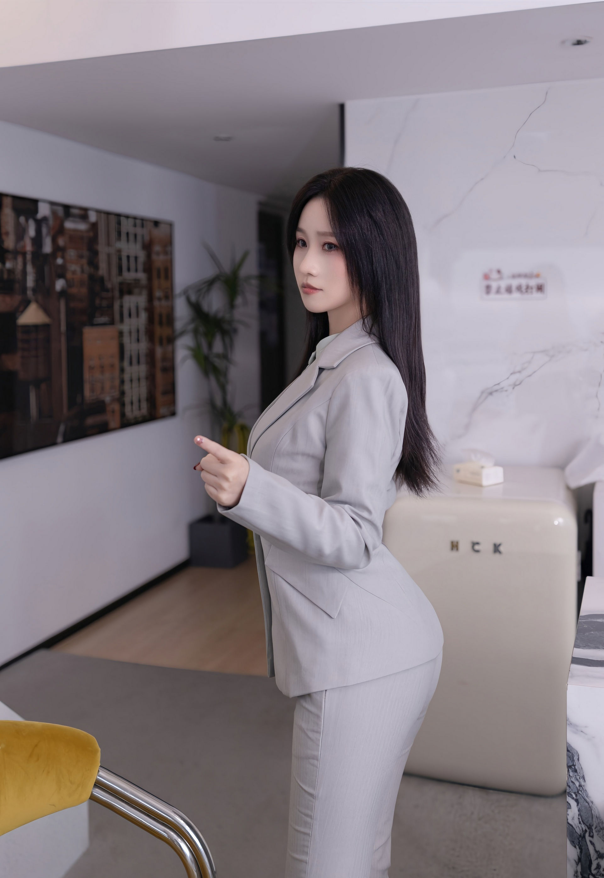 [XiuRen秀人网] 2026.01.28 No.11285 杏子Yada 灰色OL服饰 灰色丝袜 性感写真 [81+1P]