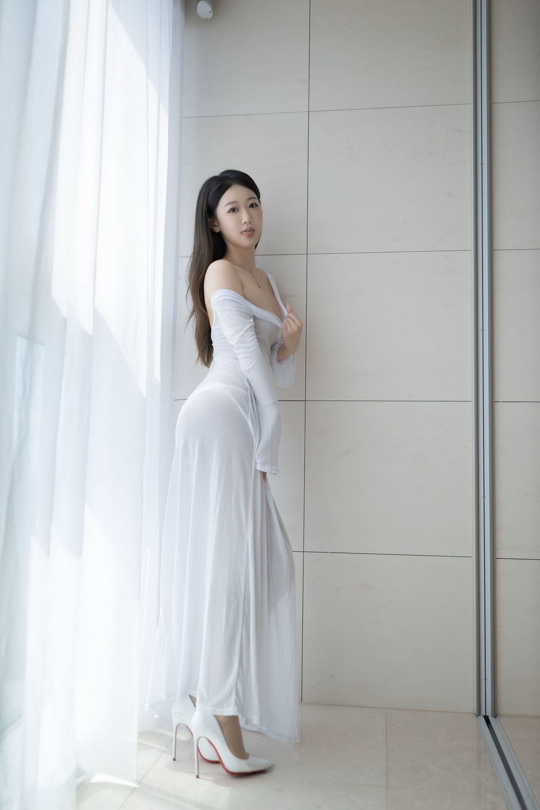 [秀人内购] 唐安琪 诱人私拍福利 肉丝白裙