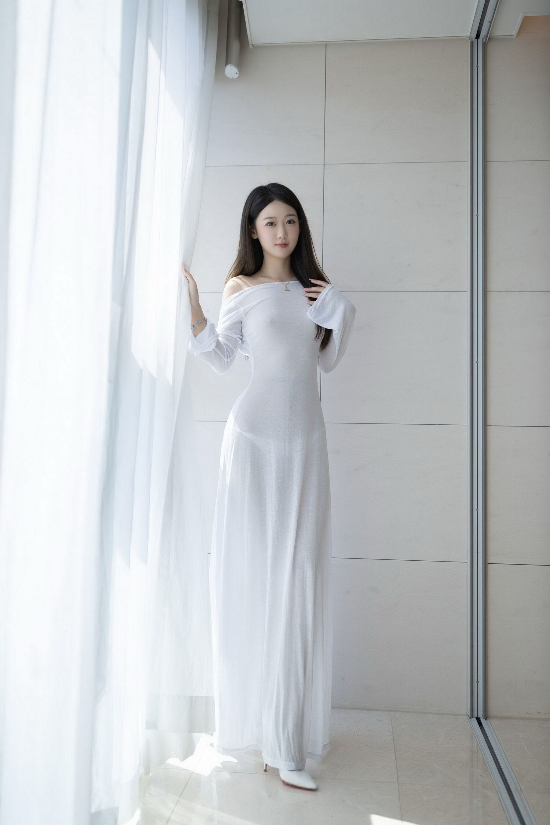 [秀人内购] 唐安琪 诱人私拍福利 肉丝白裙