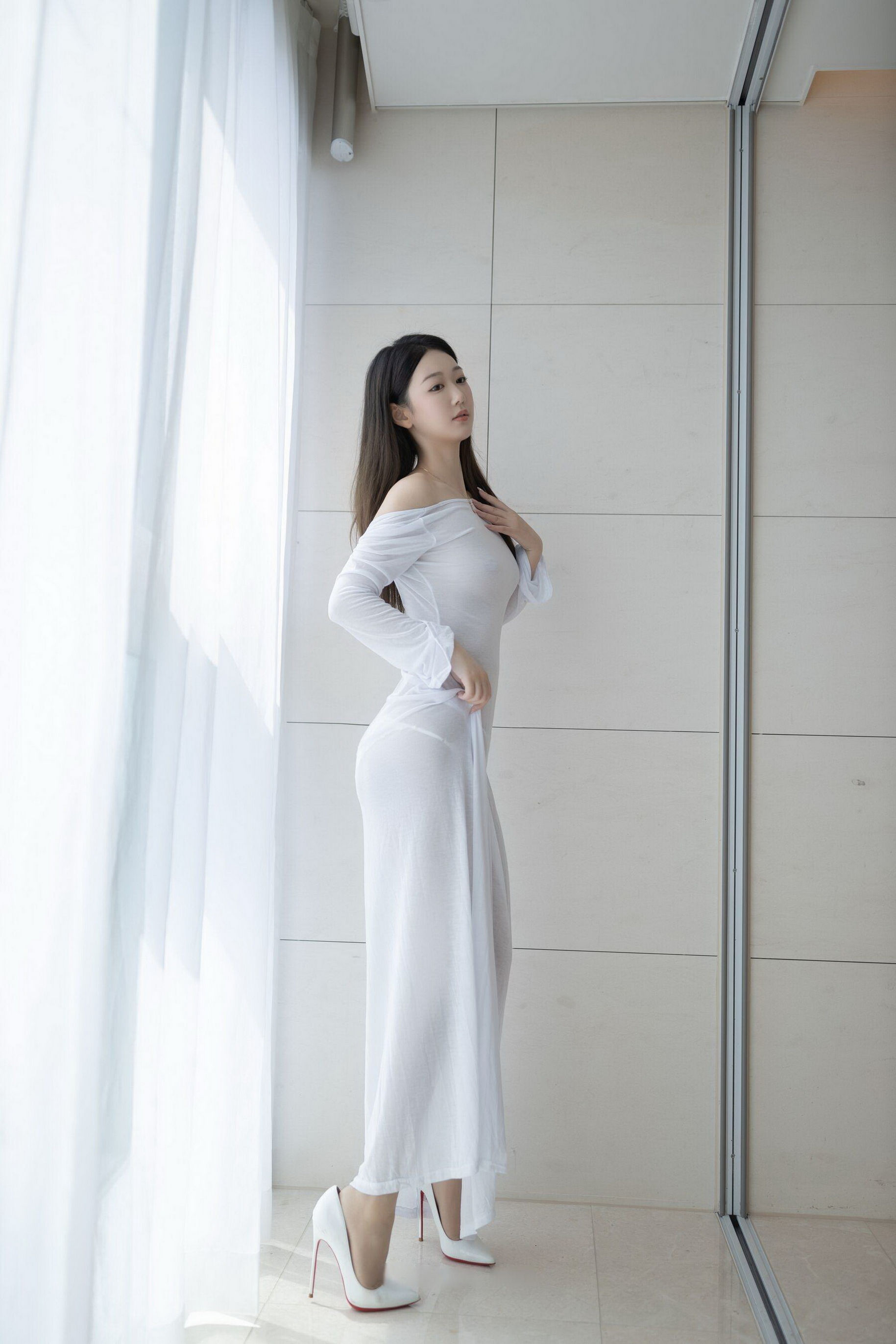 [秀人内购] 唐安琪 诱人私拍福利 肉丝白裙