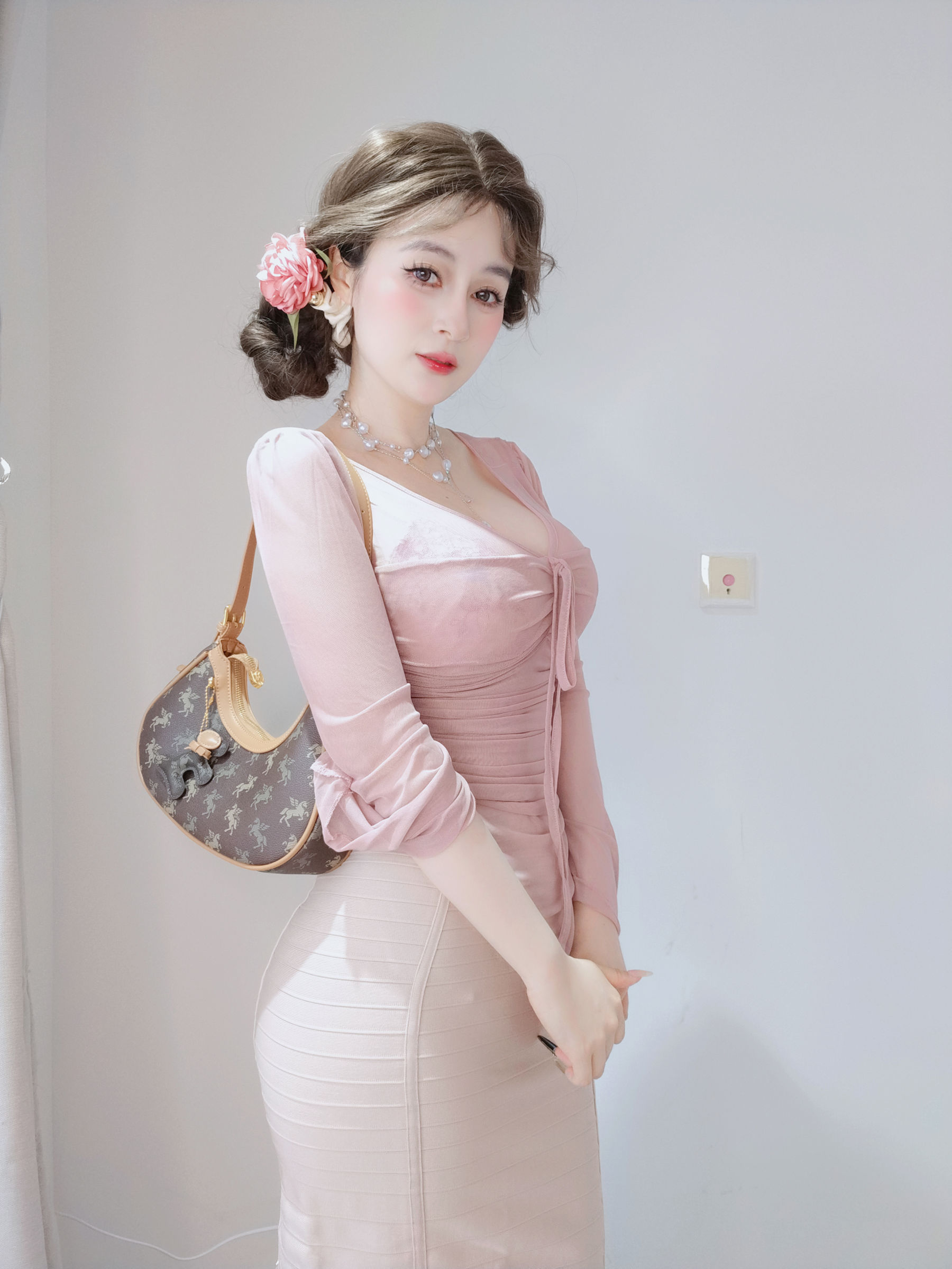 [COSPLAY] Coser小姐姐白银 – 粉色的邻居