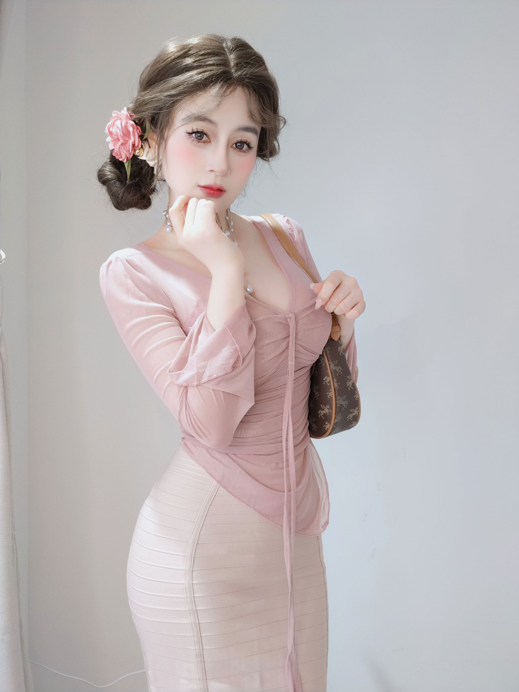 [COSPLAY] Coser小姐姐白银 – 粉色的邻居