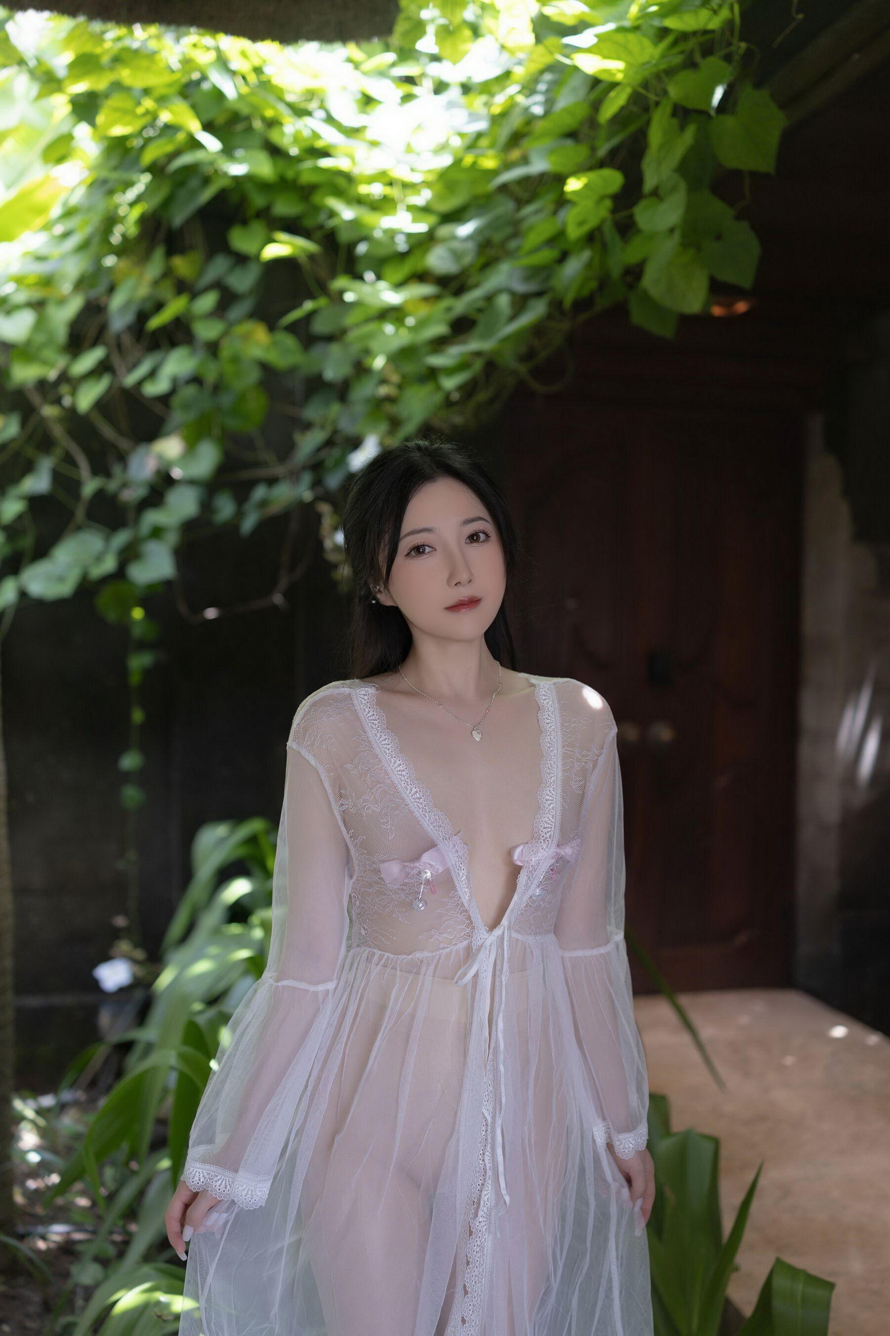 [秀人内购] 鱼子酱 诱人私拍福利 白纱清露