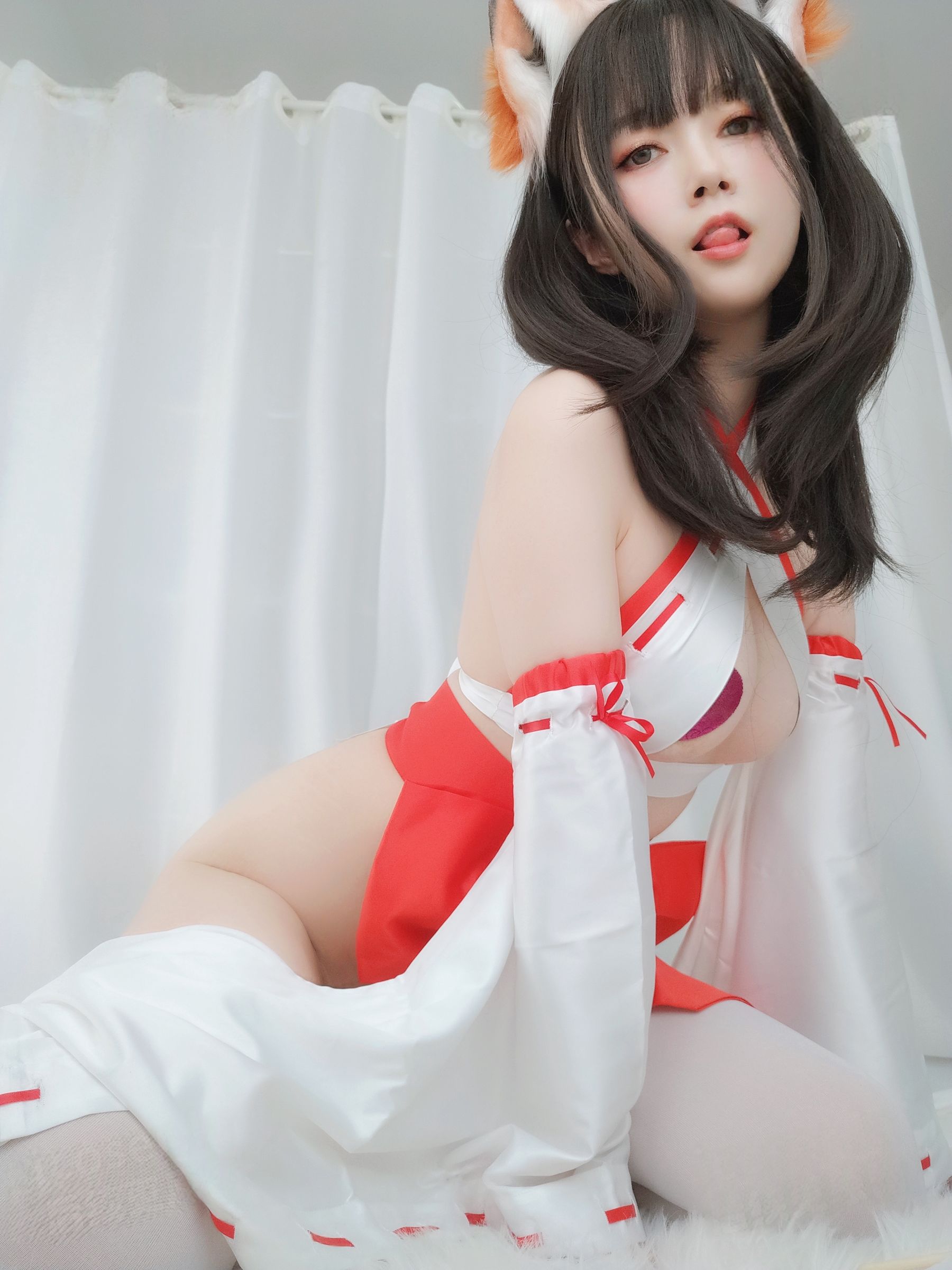 [COSPLAY] Coser小姐姐白银 – 神社小狐狸