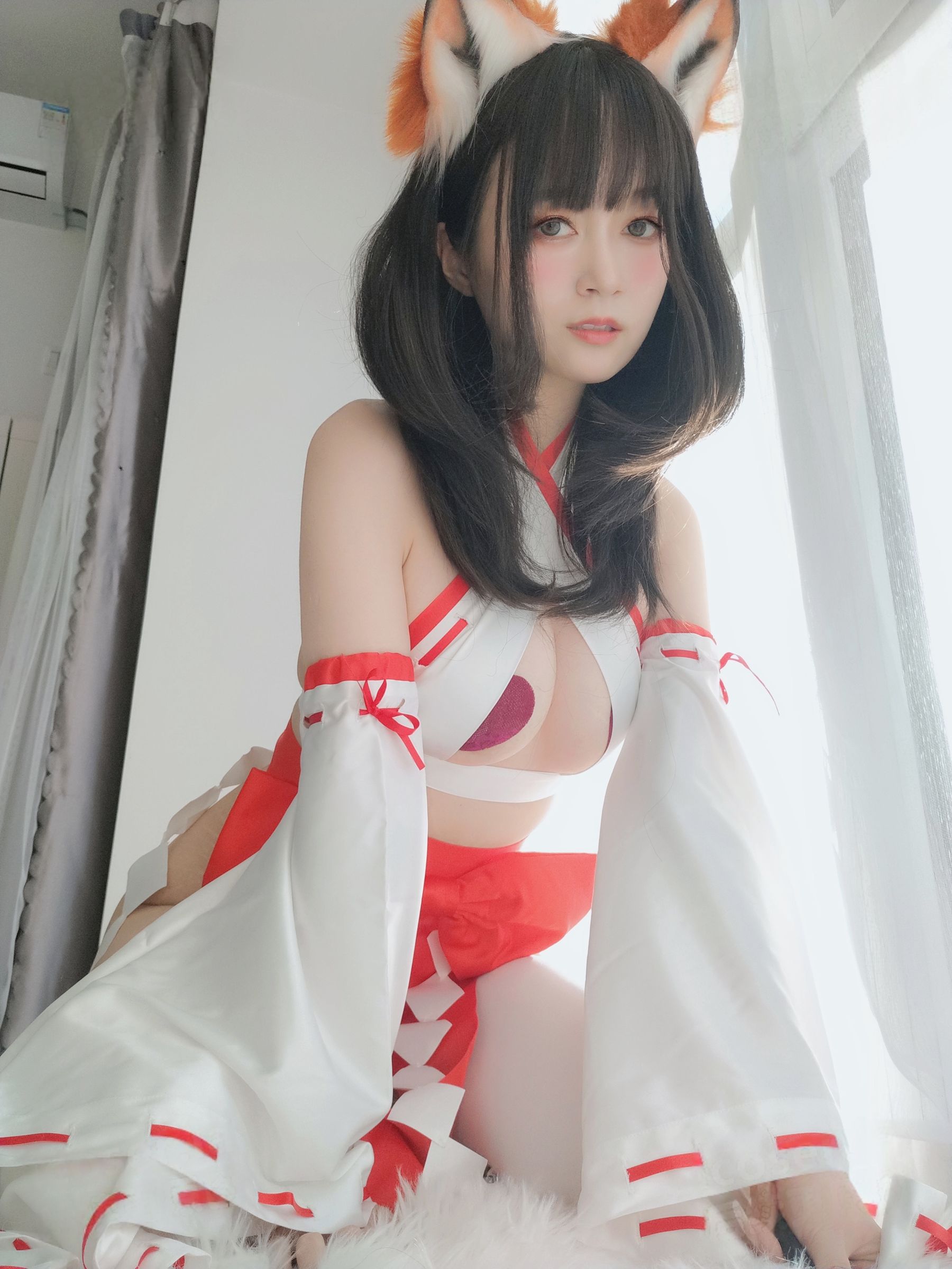 [COSPLAY] Coser小姐姐白银 – 神社小狐狸