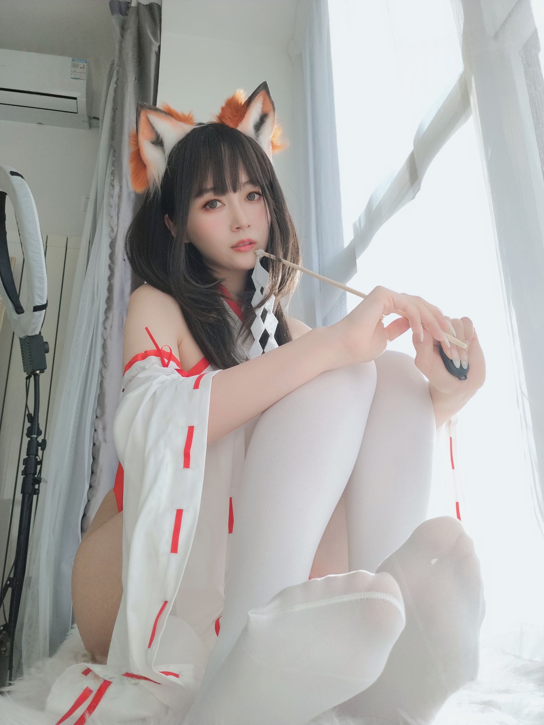 [COSPLAY] Coser小姐姐白银 – 神社小狐狸