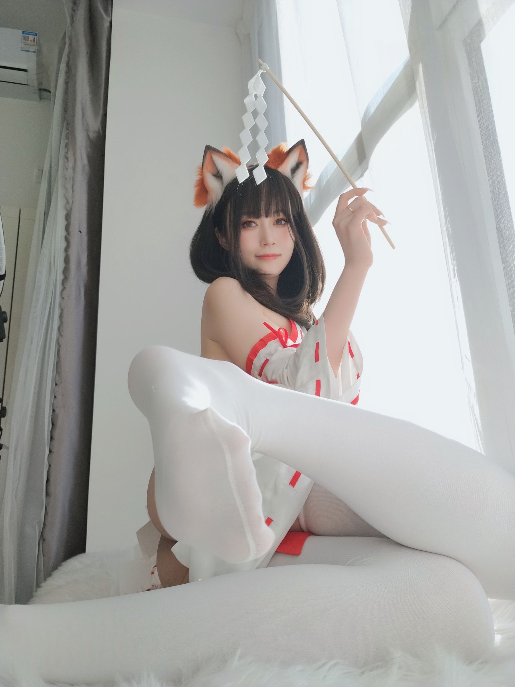 [COSPLAY] Coser小姐姐白银 – 神社小狐狸