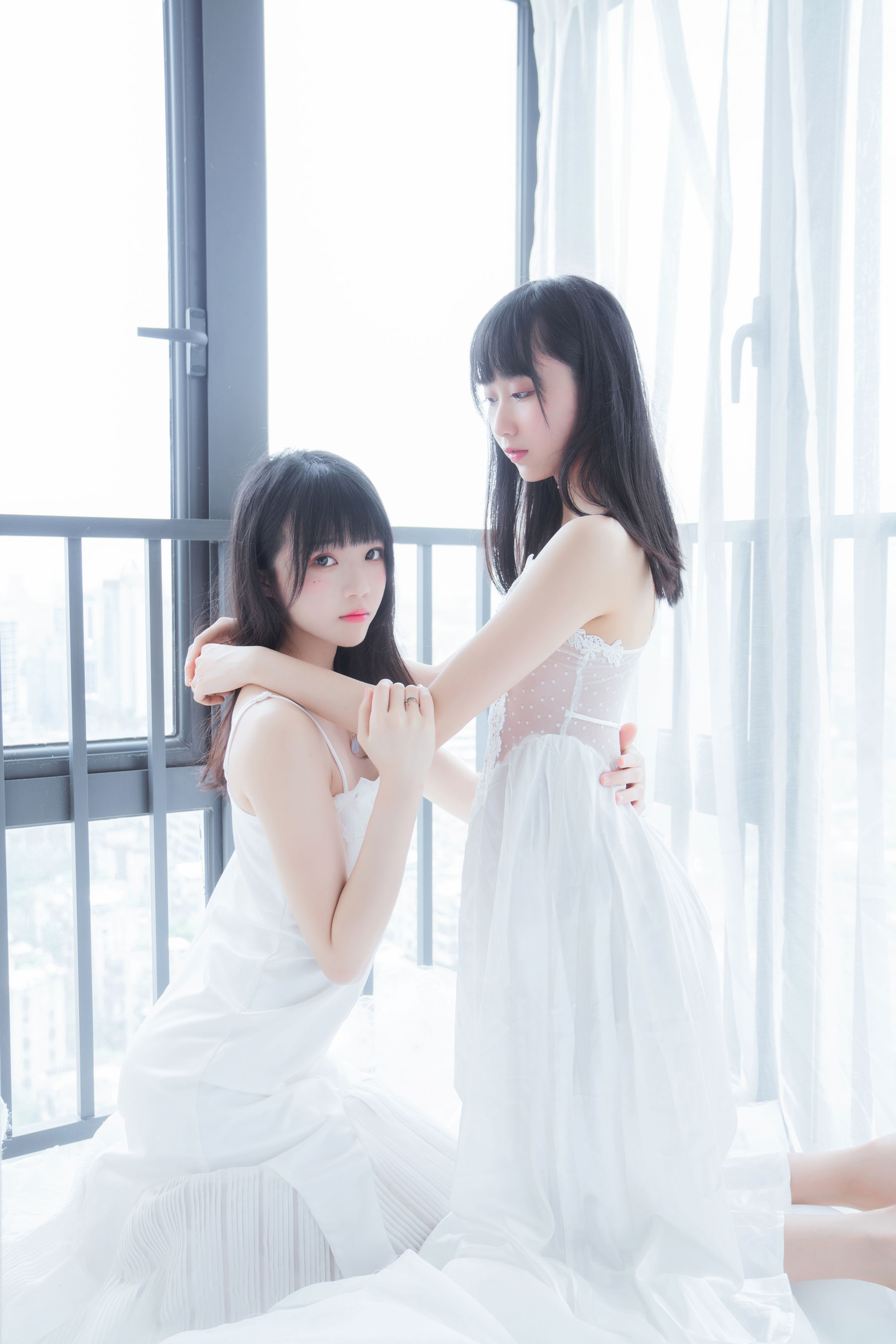 [COSPLAY] 桜桃喵 – 萌系小姐姐木绵绵OwO&桜桃喵 朝(白裙×白裙)