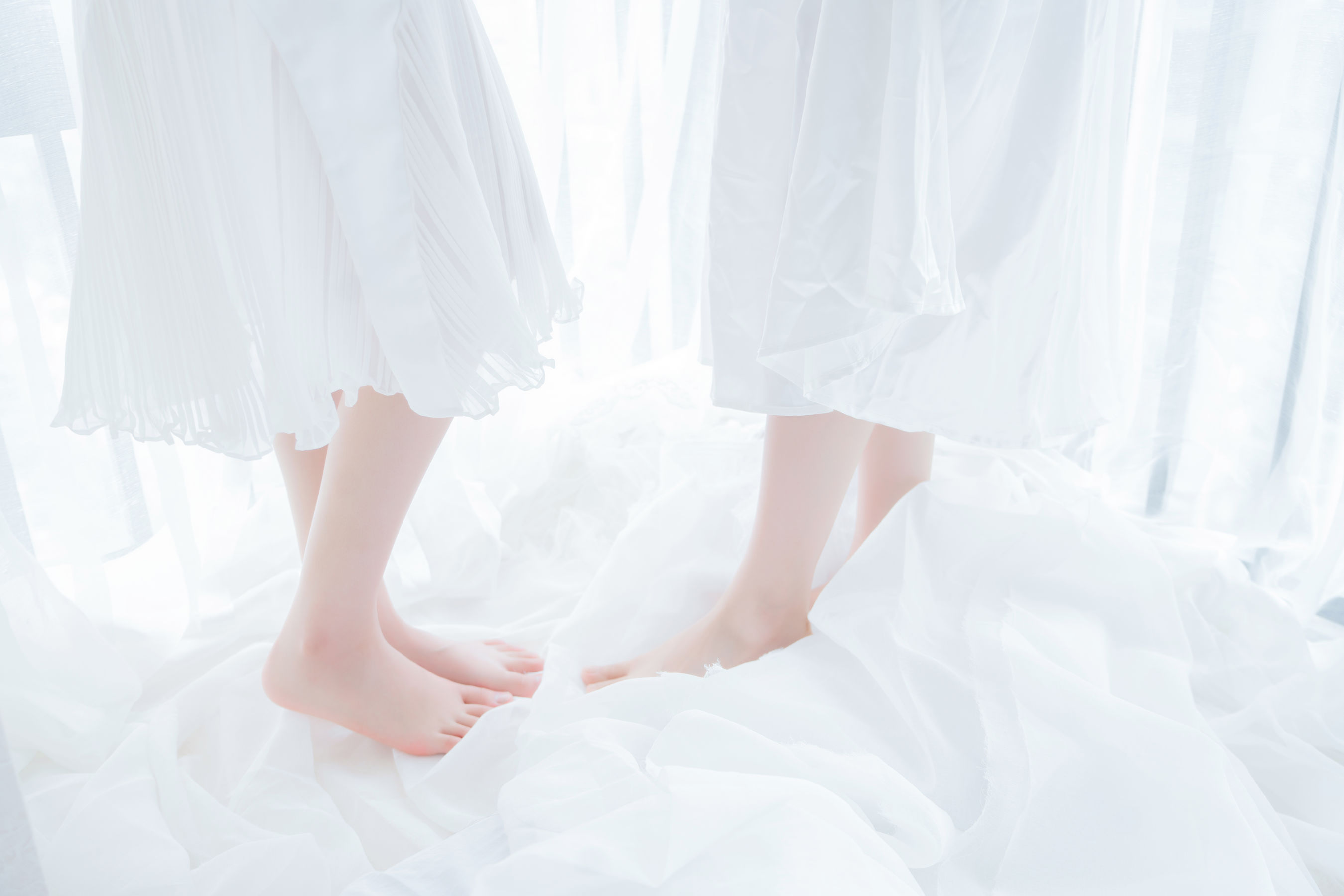 [COSPLAY] 桜桃喵 – 萌系小姐姐木绵绵OwO&桜桃喵 朝(白裙×白裙)