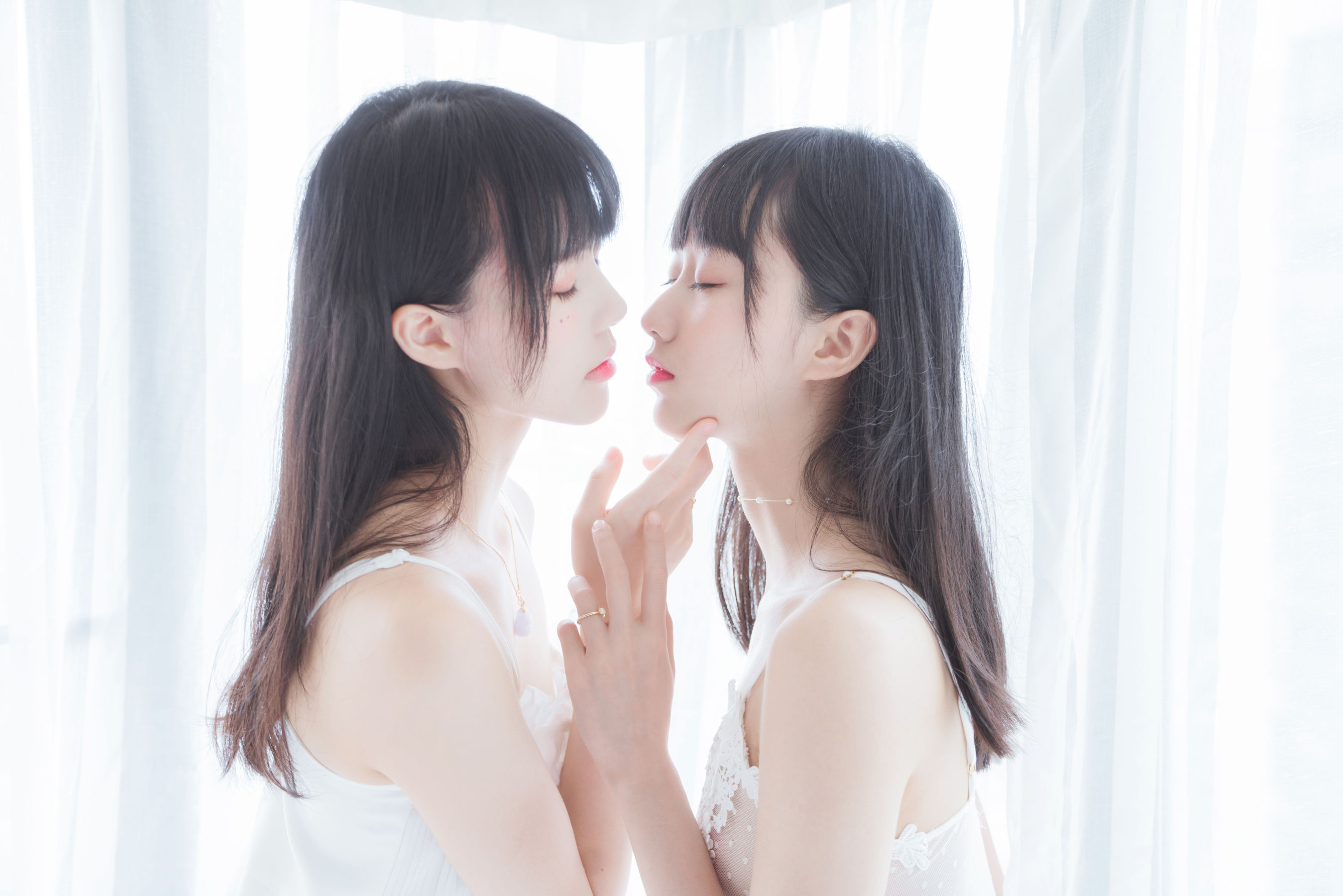 [COSPLAY] 桜桃喵 – 萌系小姐姐木绵绵OwO&桜桃喵 朝(白裙×白裙)