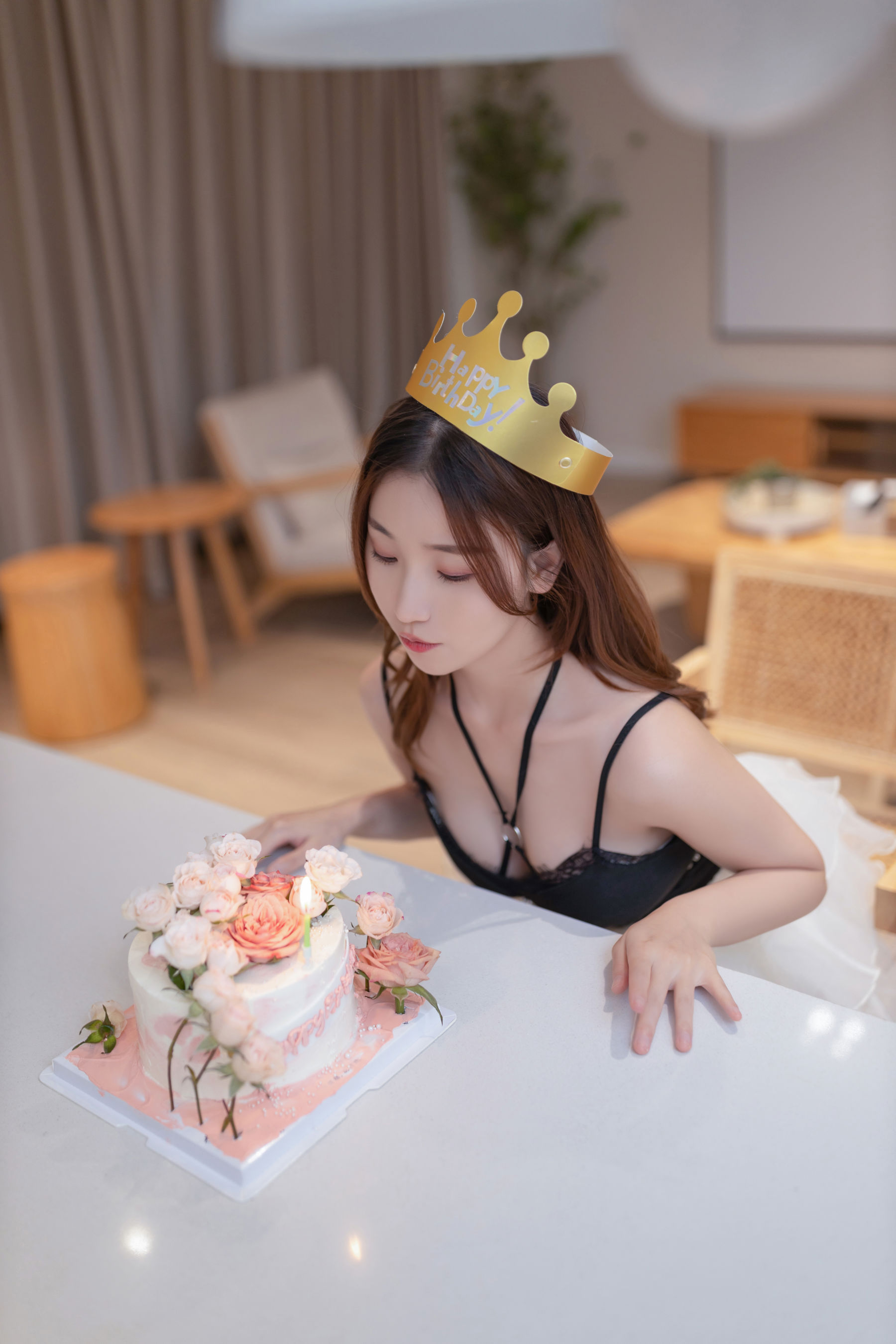 [秀人内购] 杏子 诱人私拍福利 生日快乐