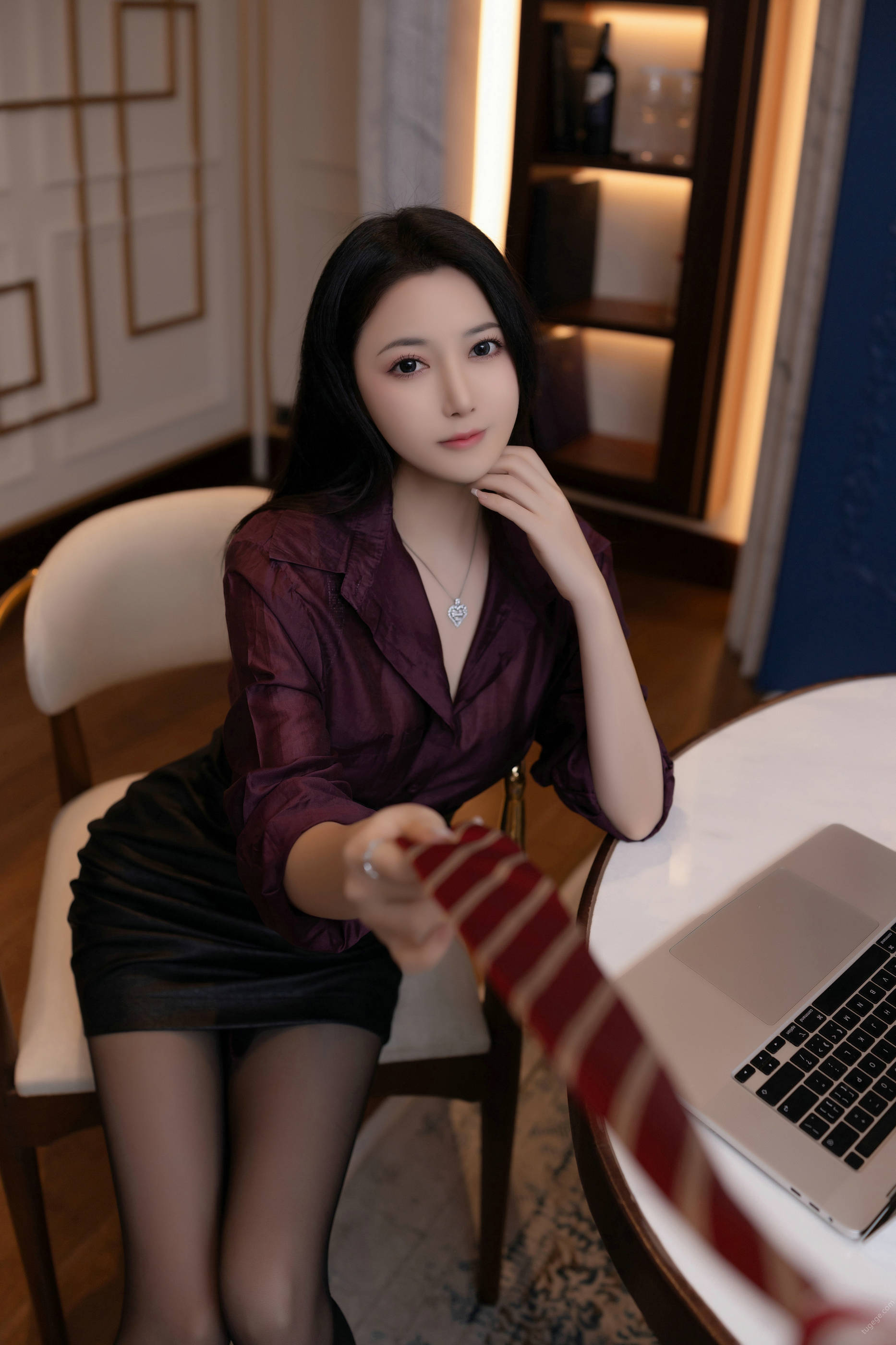 [秀人内购] 鱼子酱Fish 诱人私拍福利 紫色衬衫