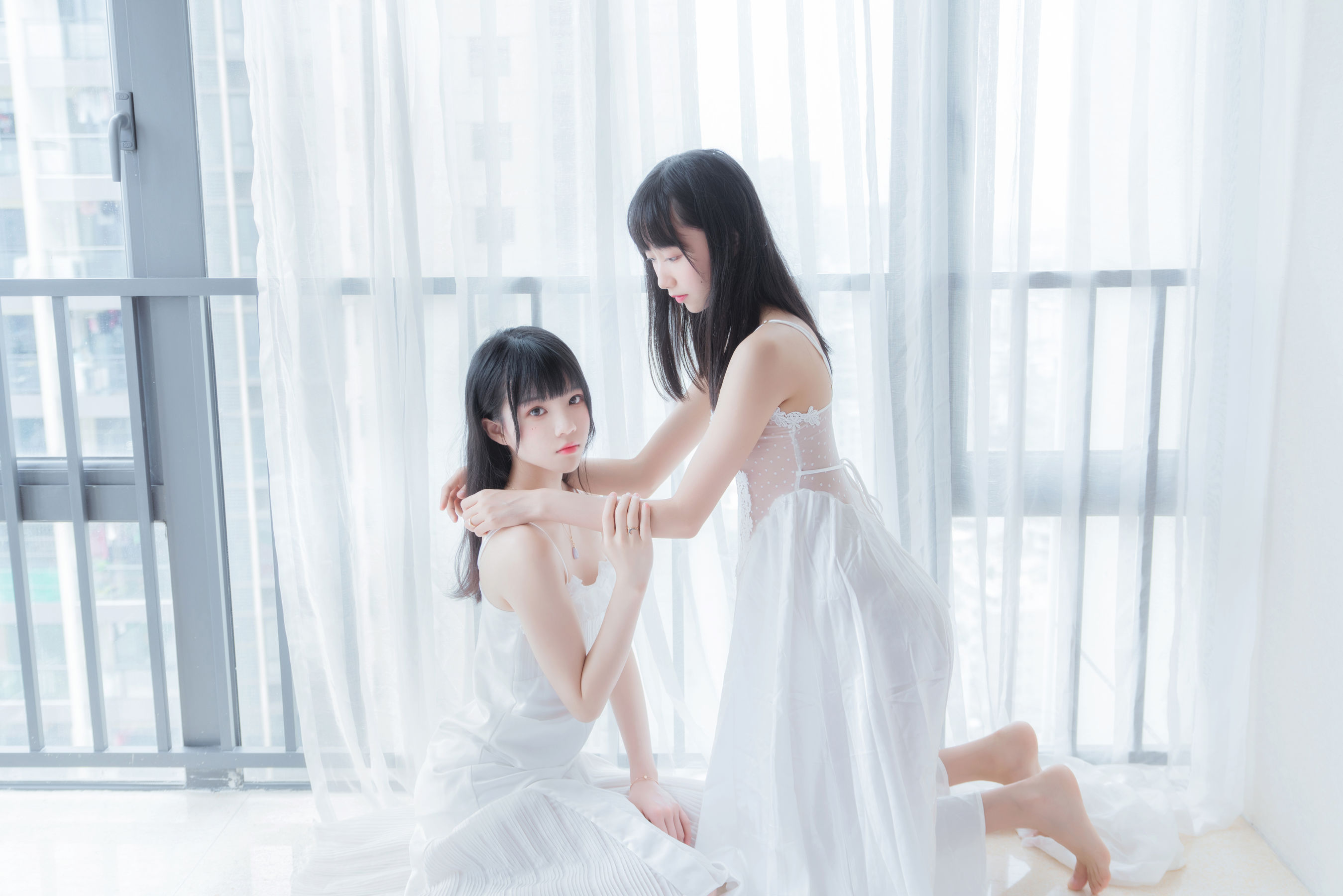 [COSPLAY] 桜桃喵 – 萌系小姐姐木绵绵OwO&桜桃喵 朝(白裙×白裙)