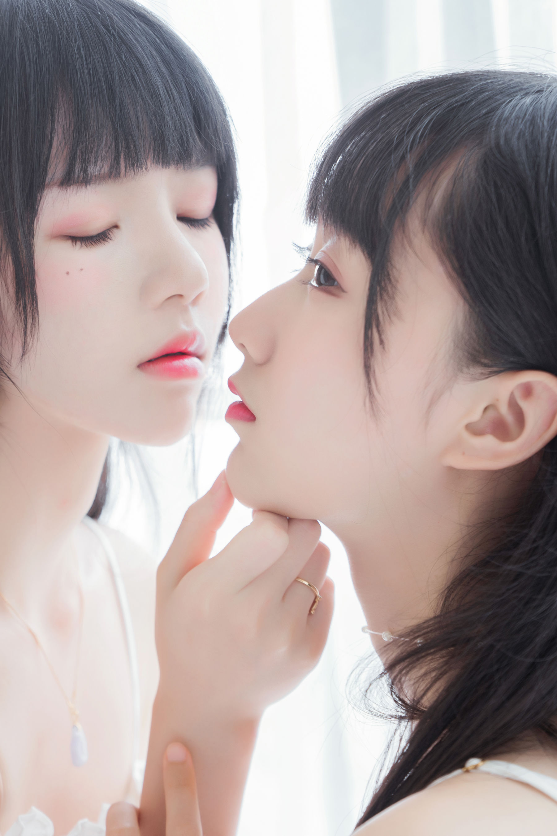 [COSPLAY] 桜桃喵 – 萌系小姐姐木绵绵OwO&桜桃喵 朝(白裙×白裙)