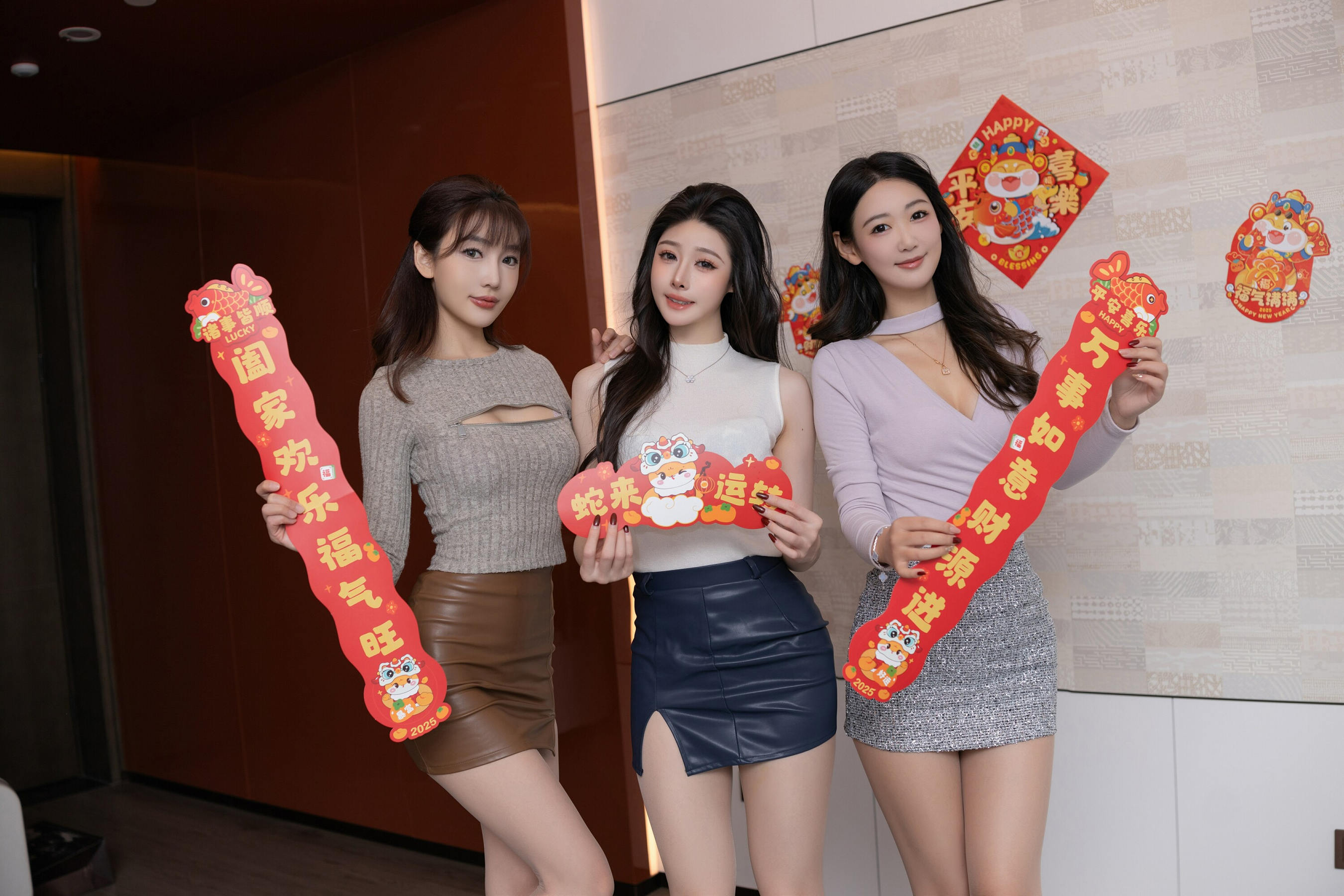 [秀人内购] 唐安琪&陆萱萱&小逗逗 诱人私拍福利 三姐妹闹新春