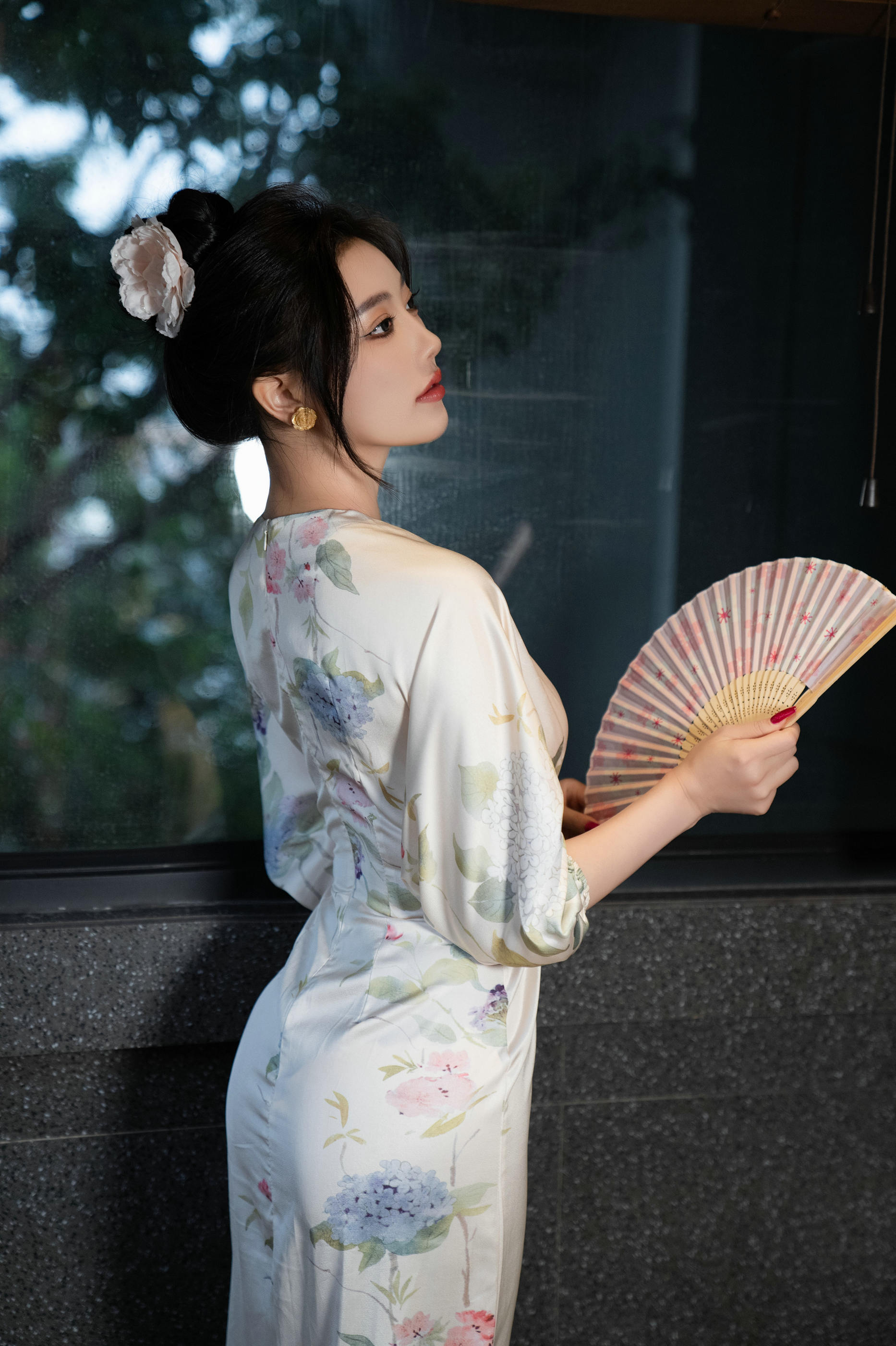 [秀人内购] 杨晨晨 诱人私拍福利 白色睡袍红色情趣