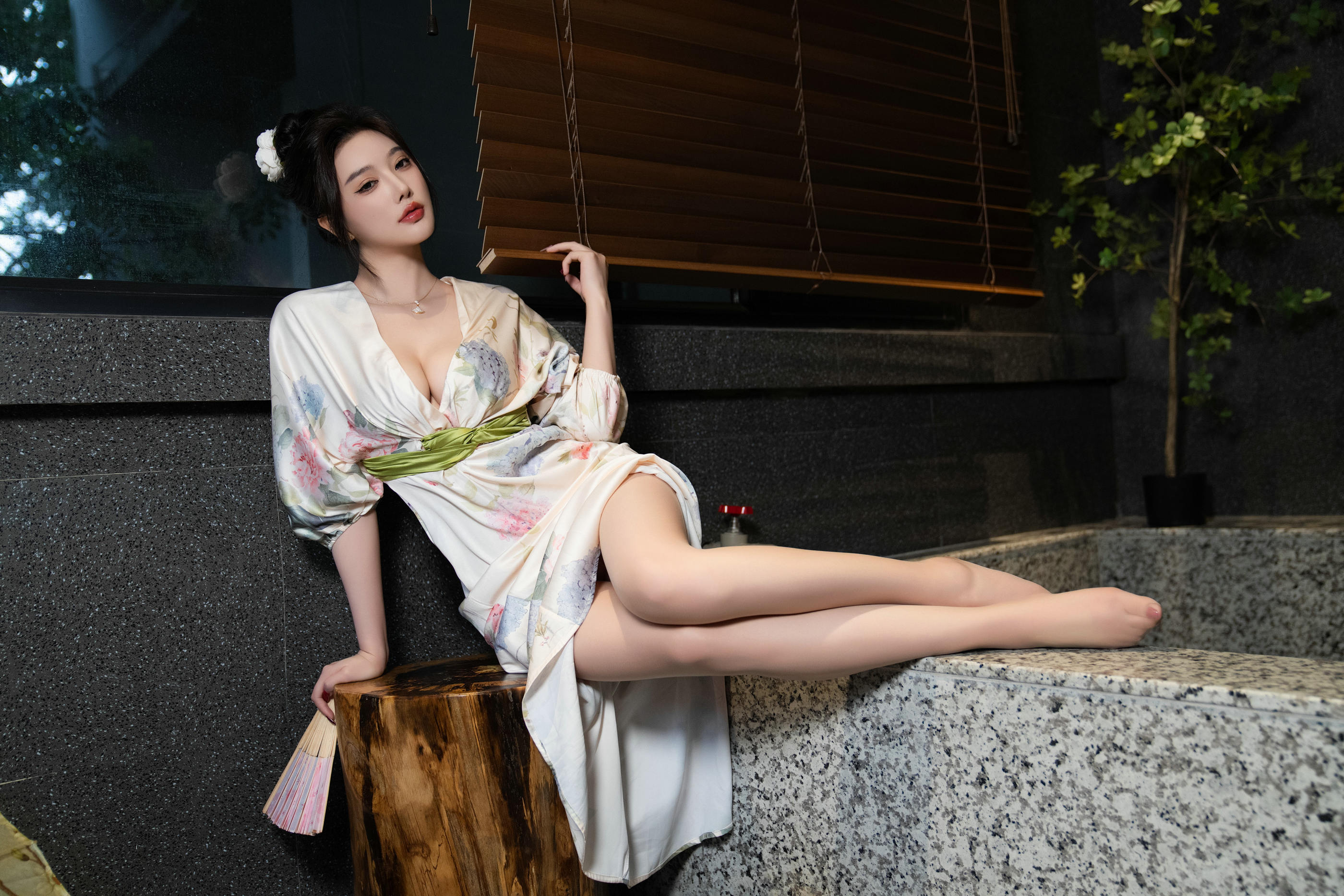 [秀人内购] 杨晨晨 诱人私拍福利 白色睡袍红色情趣