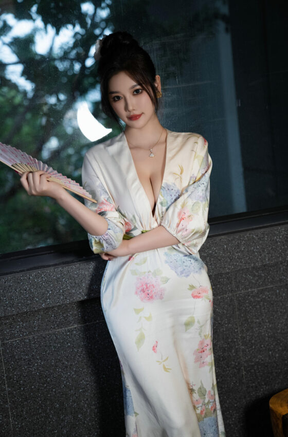 [秀人内购] 杨晨晨 诱人私拍福利 白色睡袍红色情趣