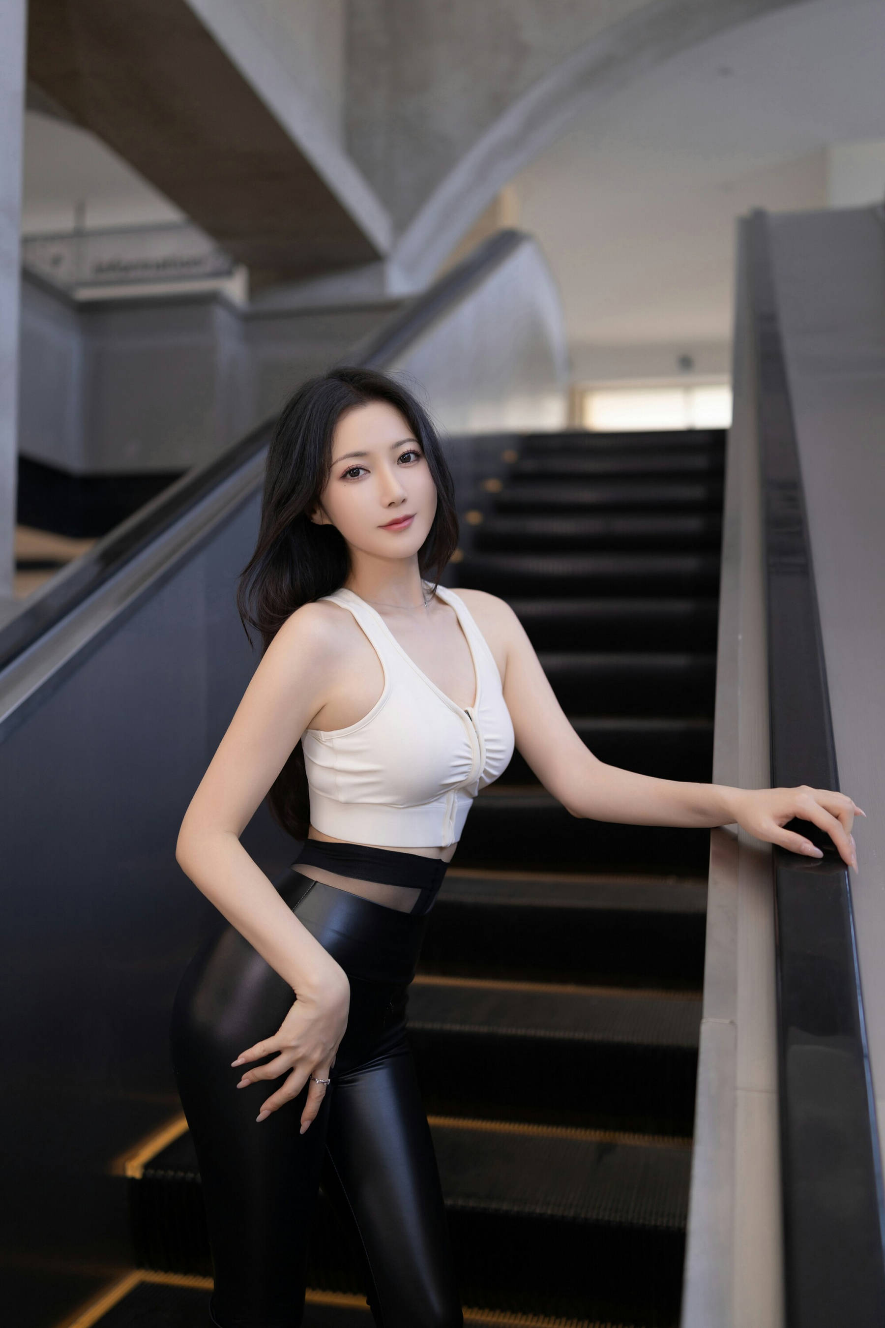 [秀人内购] 鱼子酱Fish 诱人私拍福利 行李托运