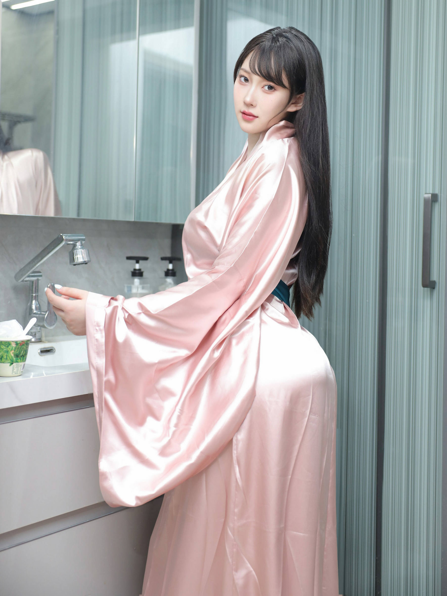 [秀人内购]  李沁恩lrene 诱人私拍福利 浴室红比基尼