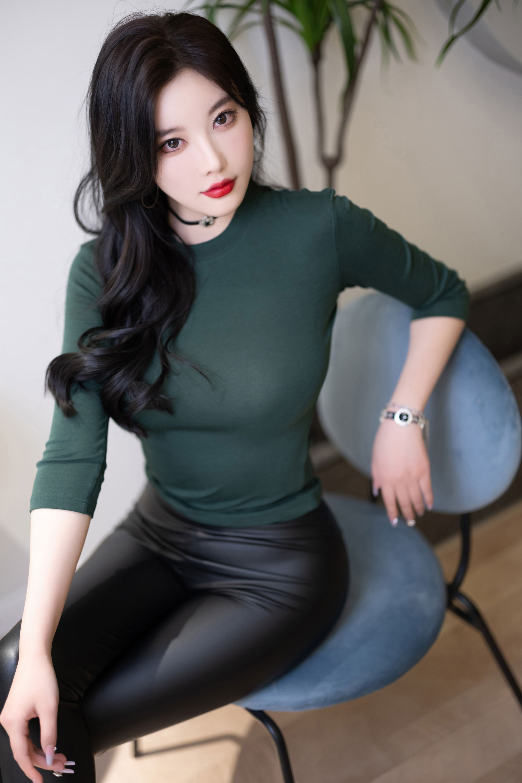 [秀人内购] 杨晨晨 诱人私拍福利 高跟肉丝无内