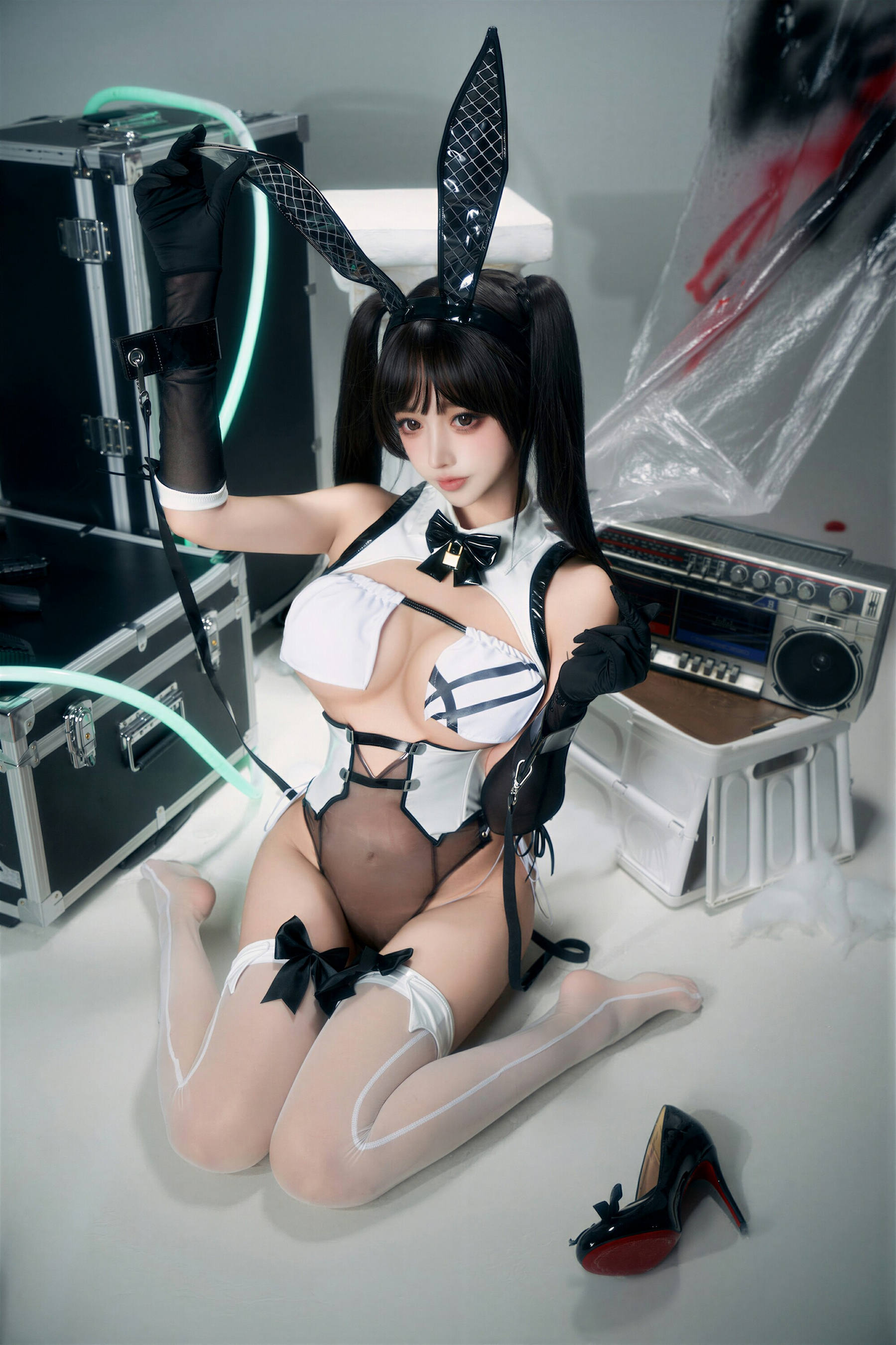 [COSPLAY] 过期米线线喵 – Nikke胜利女神 贝伊闪耀兔女郎